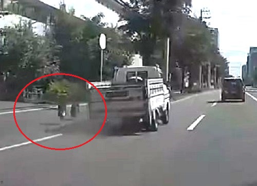 トラックの左側からタイヤ２本脱落