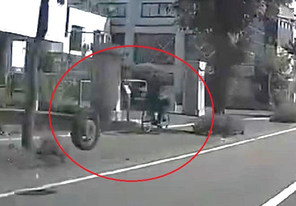 タイヤの転がる先には自転車に乗る人が