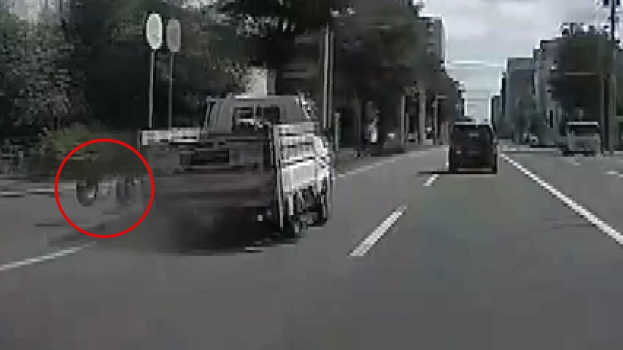 突然タイヤ2本が脱落（提供:視聴者）