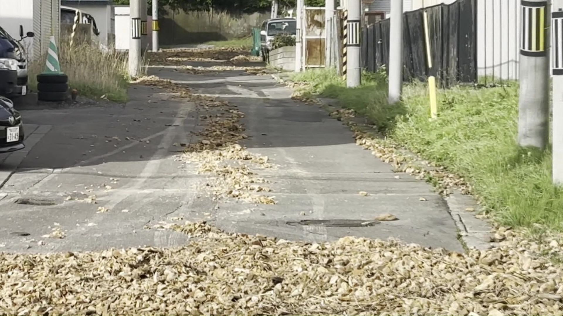 山から流れ出した土砂が稚内市の道道に（27日）