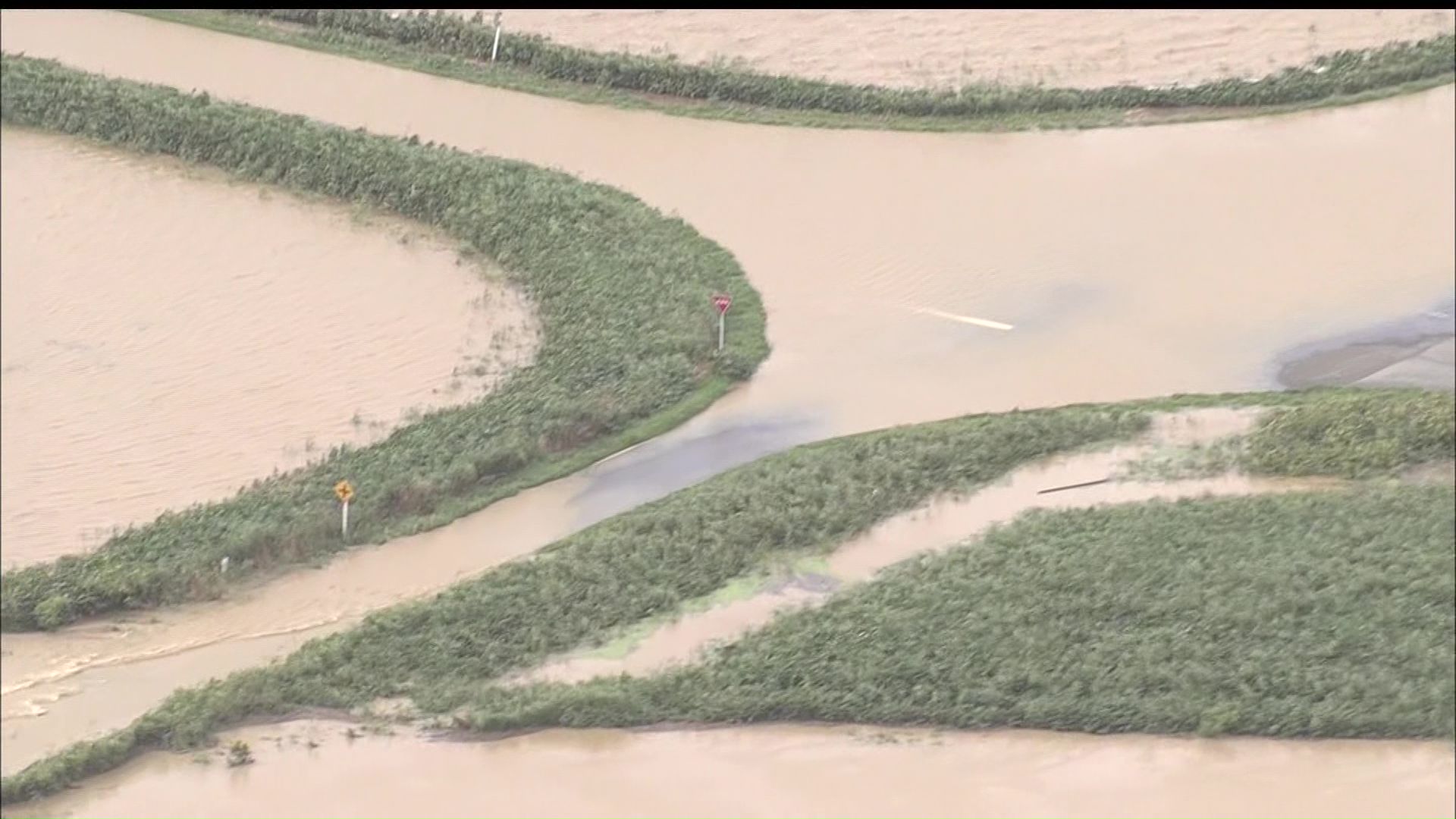 水があふれ川と道路が一体に