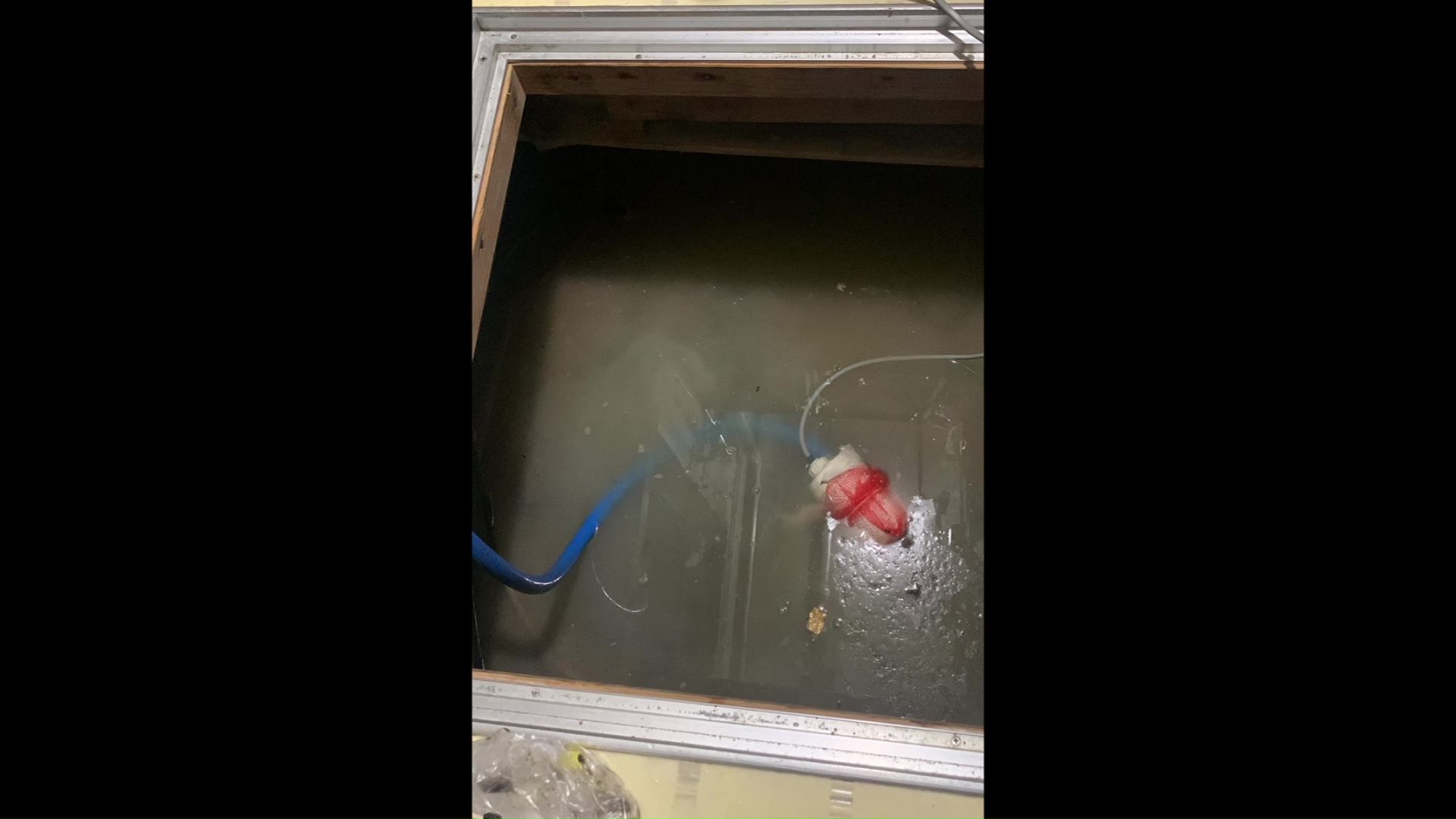 収納スペースが水没（撮影：視聴者）