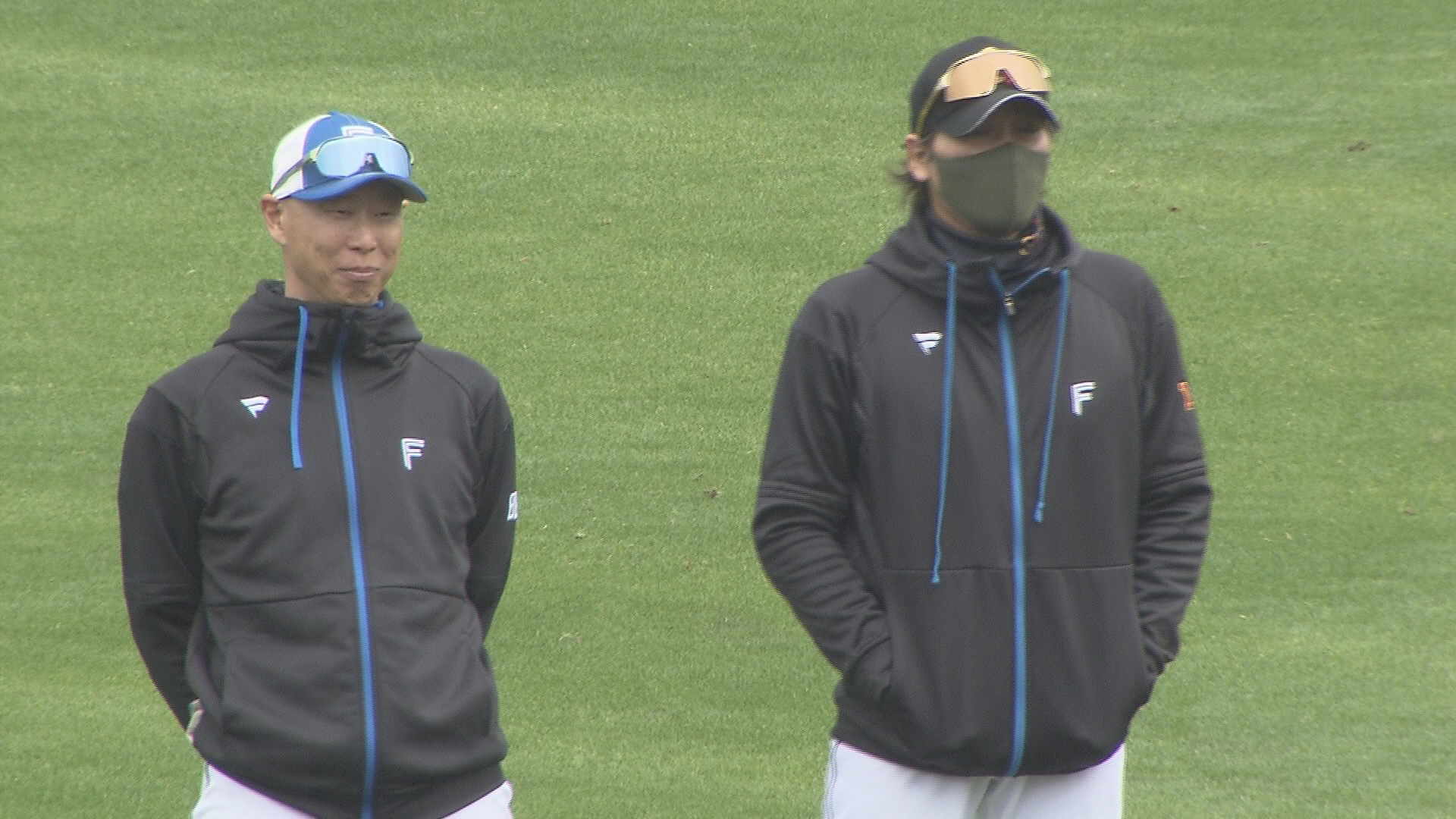 新庄監督とならぶ森本稀哲コーチ