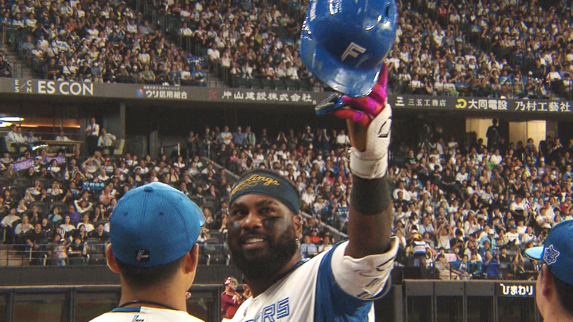 HRを放ちベンチに戻るレイエス選手