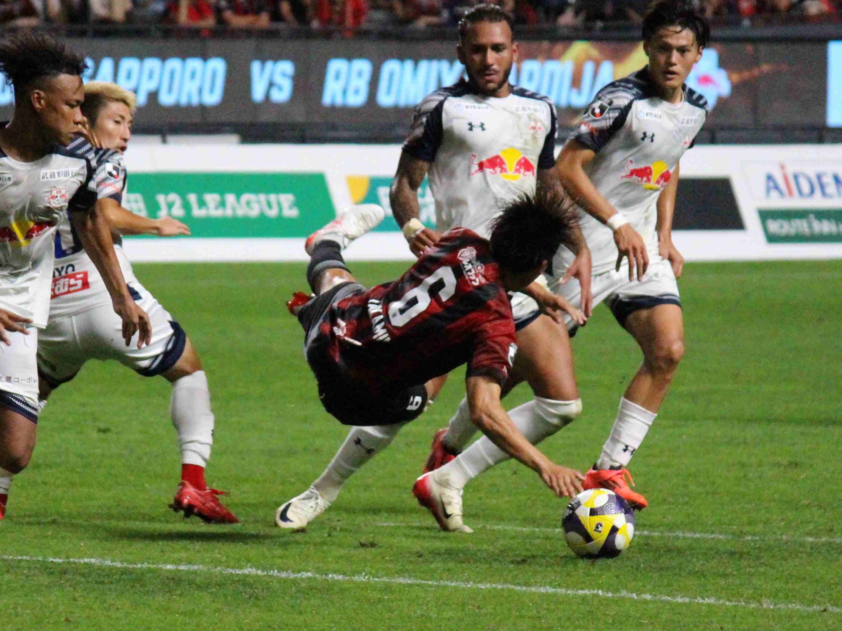 ペナルティエリア手前でファウルを受ける高嶺朋樹選手