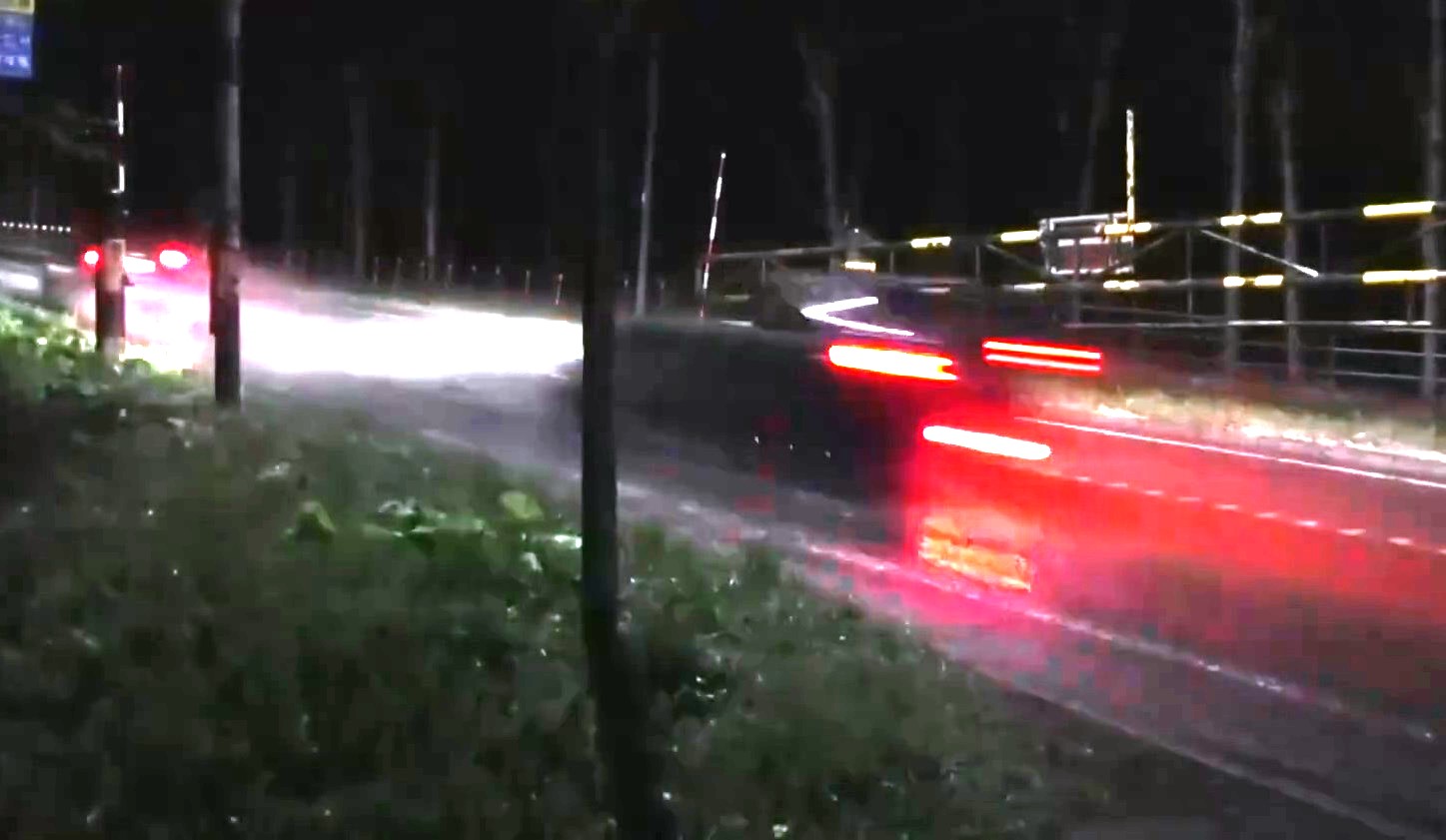 暗闇の中を猛スピードで走る車（提供：道警）