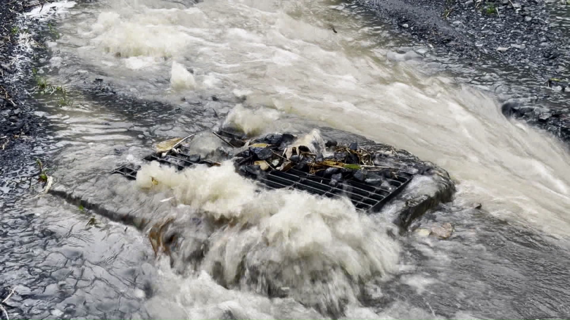 稚内市では山から大量の泥水が道路へ