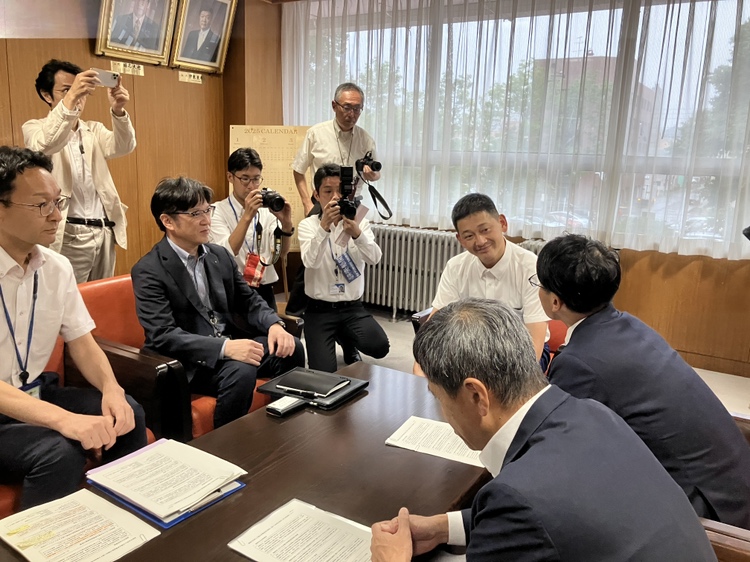 意見交換をする鶴間釧路市長や環境省の担当者