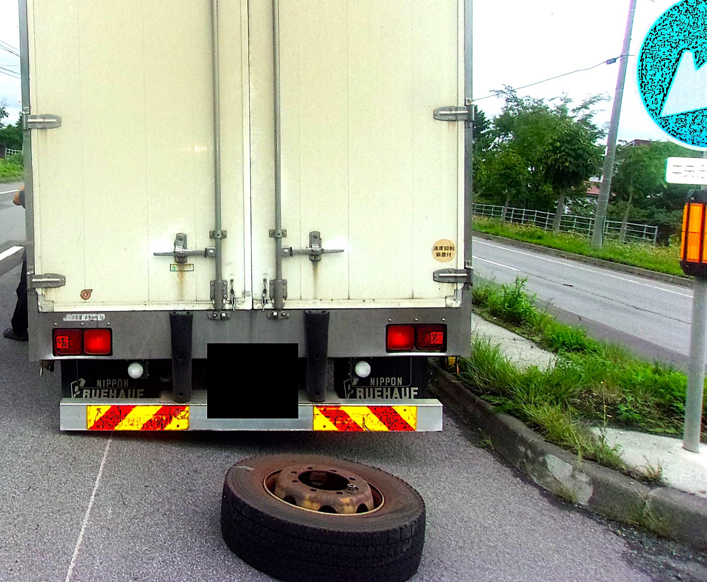 タイヤが脱落した大型トラック(提供:道警)