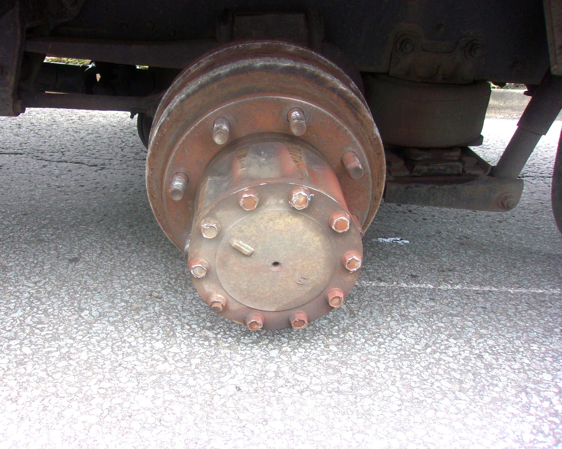 タイヤが脱落した大型トラック（提供：道警）