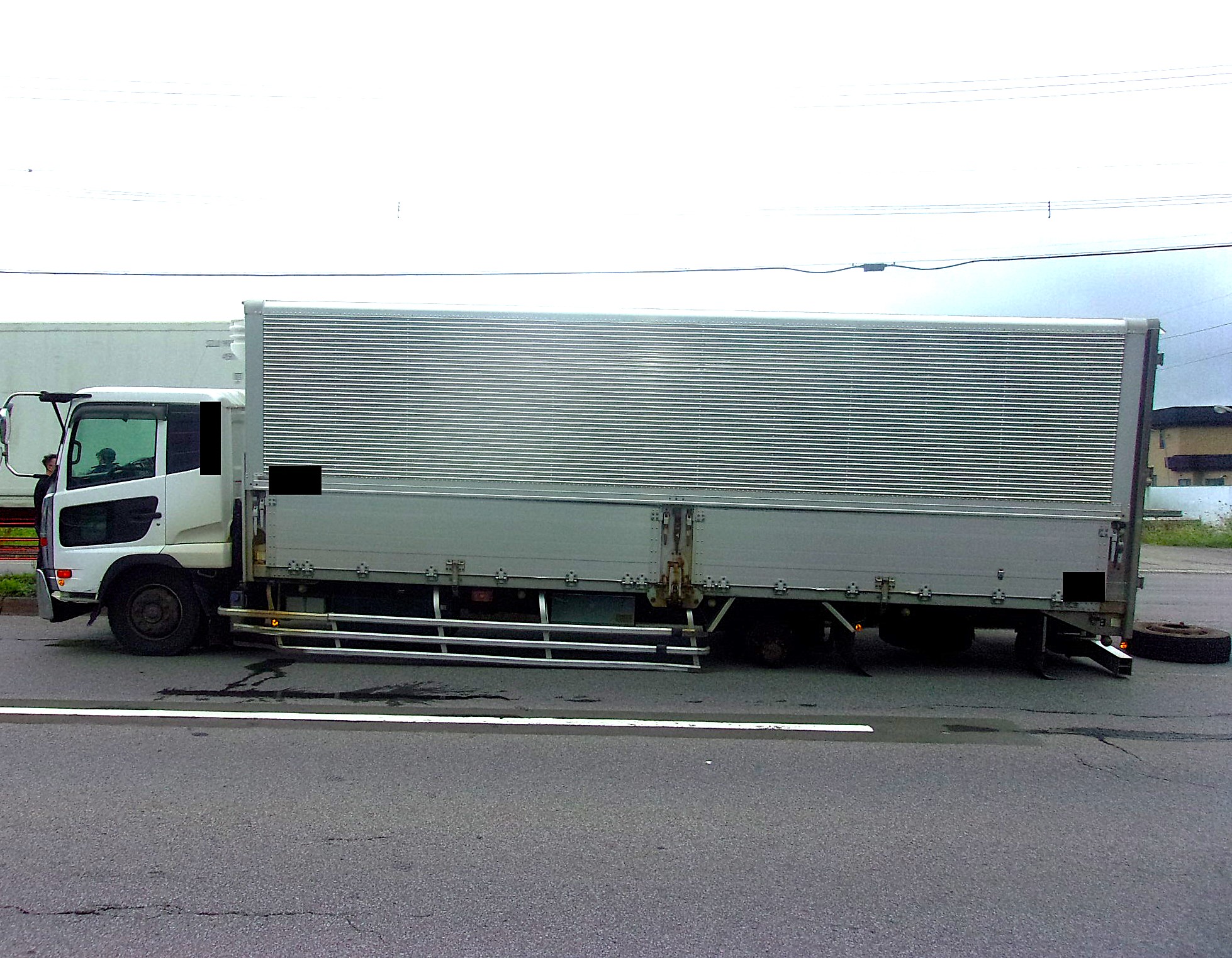 タイヤが脱落した大型トラック(提供:道警)