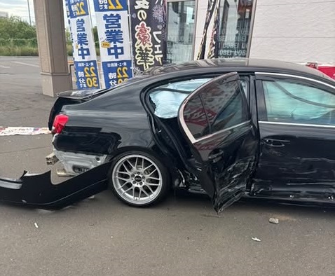 事故を起こした乗用車（撮影：視聴者）