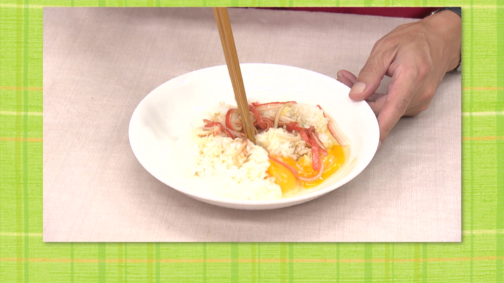 耐熱皿に具材を入れ混ぜる