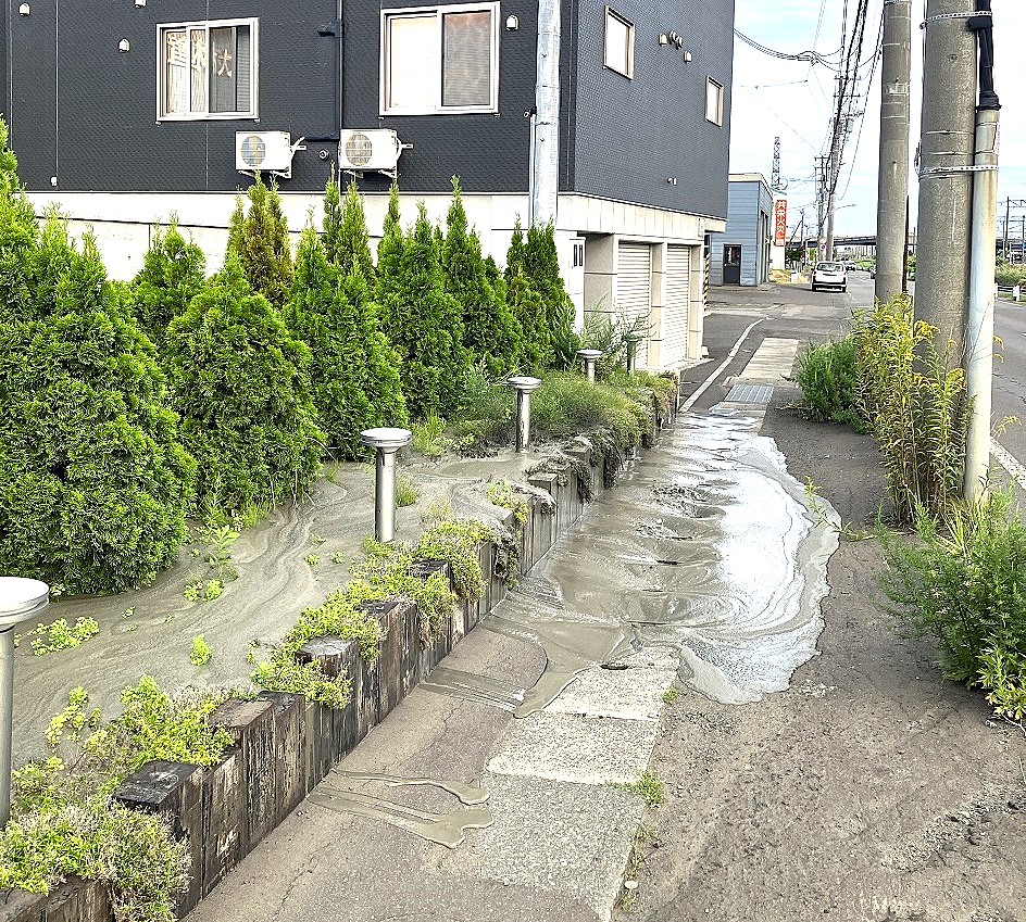 8月26日に泥や土が漏れ出した歩道（提供：鉄道・運輸機構）