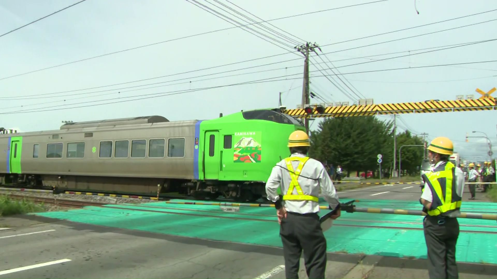 線路に停車中の普通列車の乗客はバス代替へ
