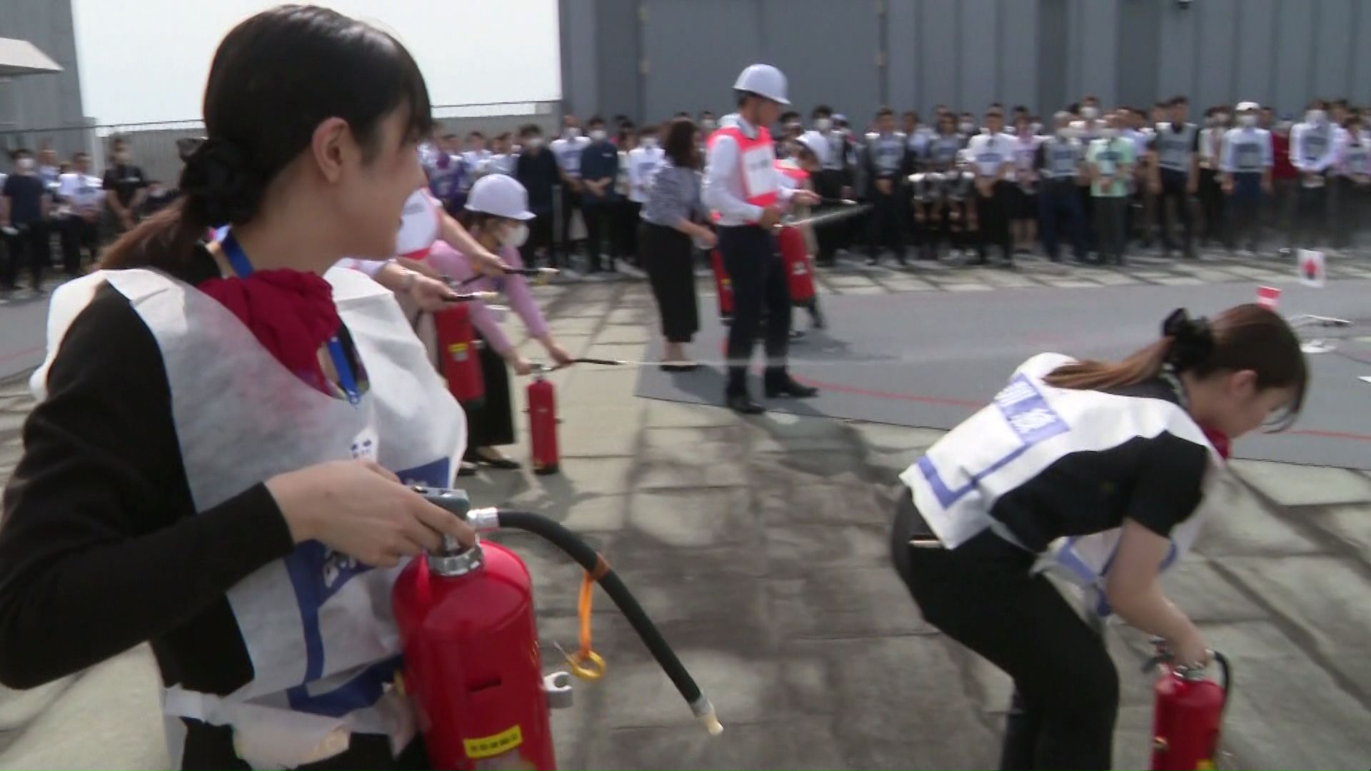 消火器の使い方を確認する空港職員