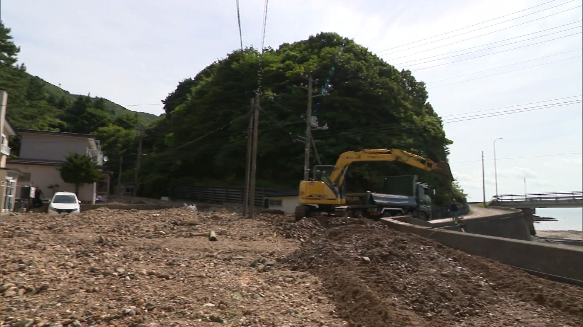 重機による土砂の撤去作業が始まった