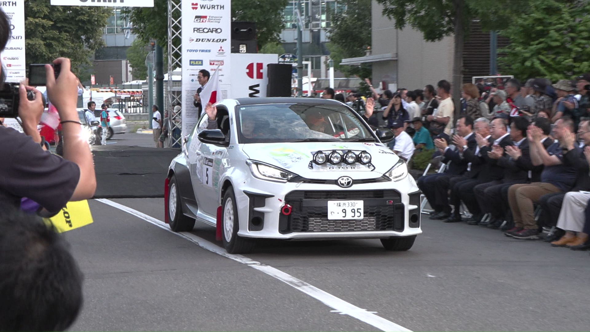 スタートするラリーカー