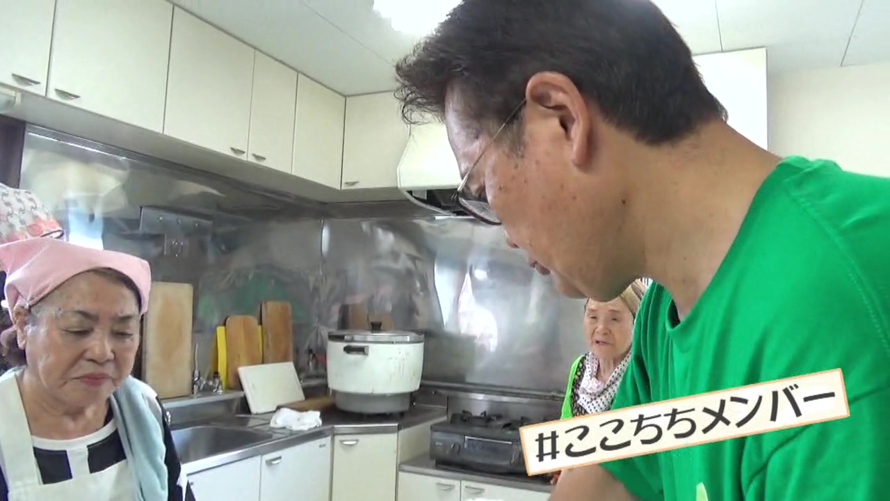 ボランティアのお母さんたちが料理の手伝い