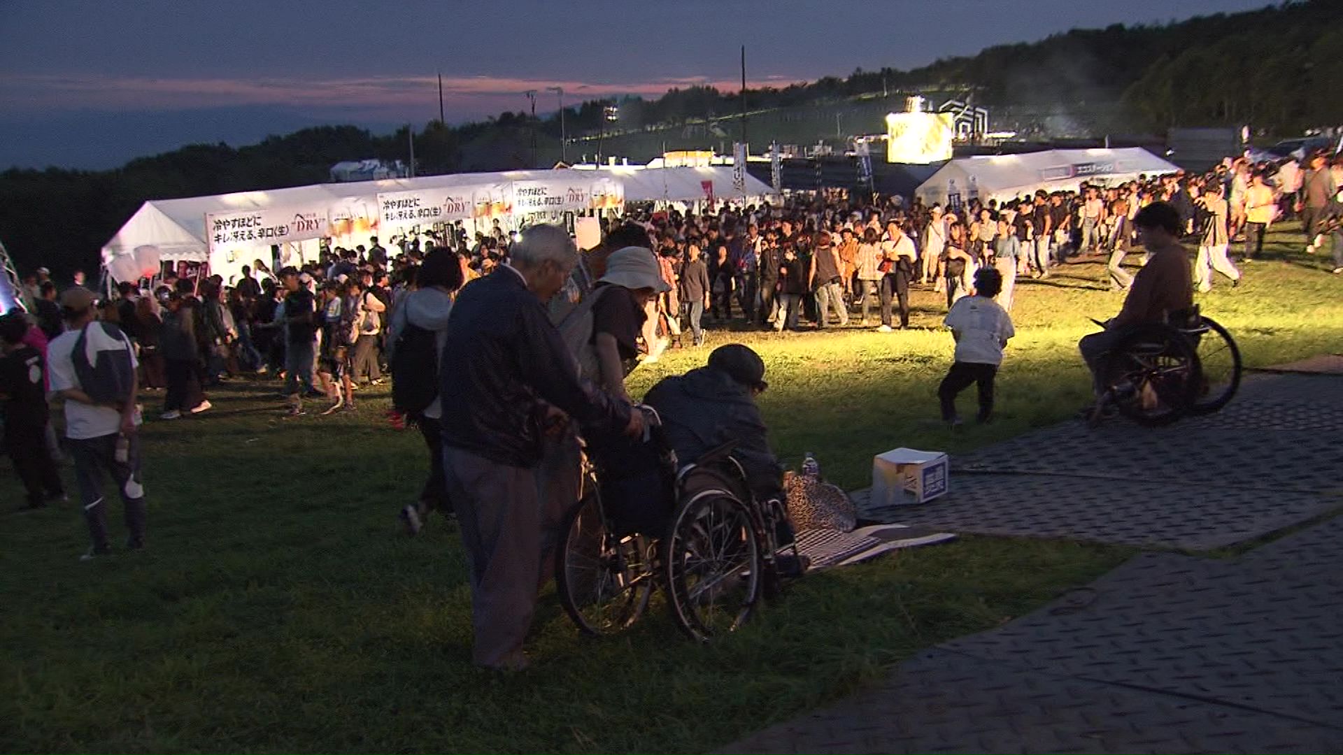 家族連れや若者のほか高齢者の姿も