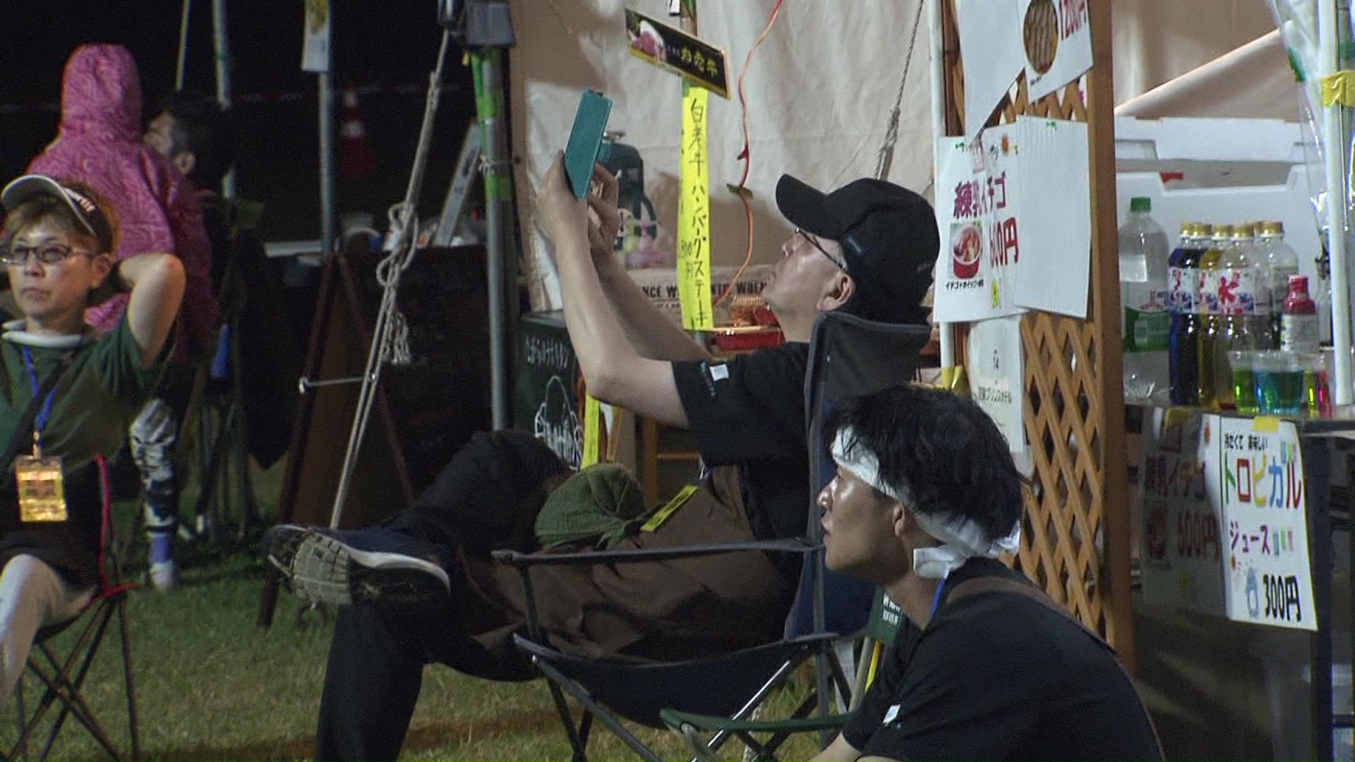 飲食屋台の皆さんも花火に釘付け