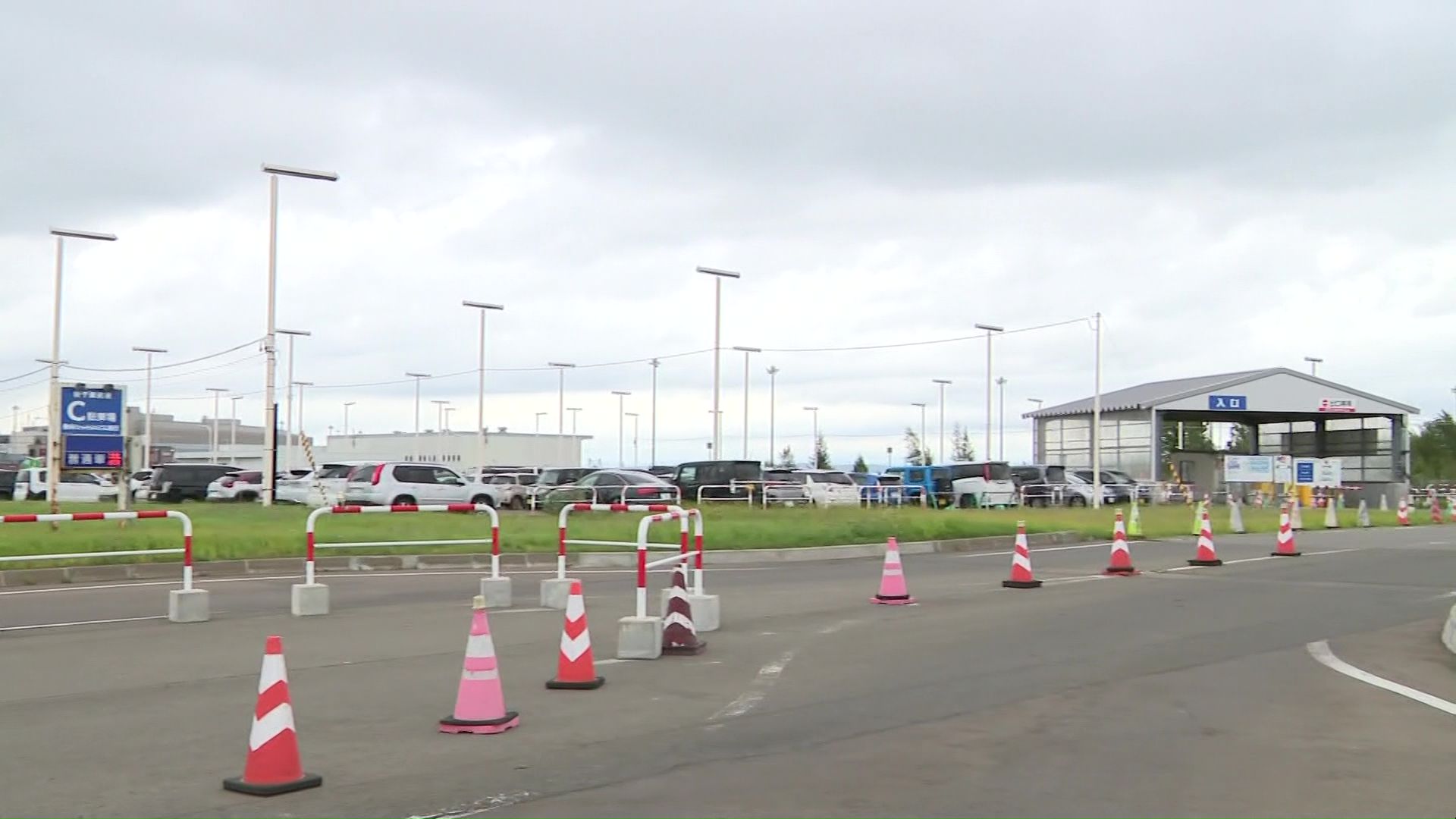 空港からやや離れたC駐車場も現在の5倍の2500円に