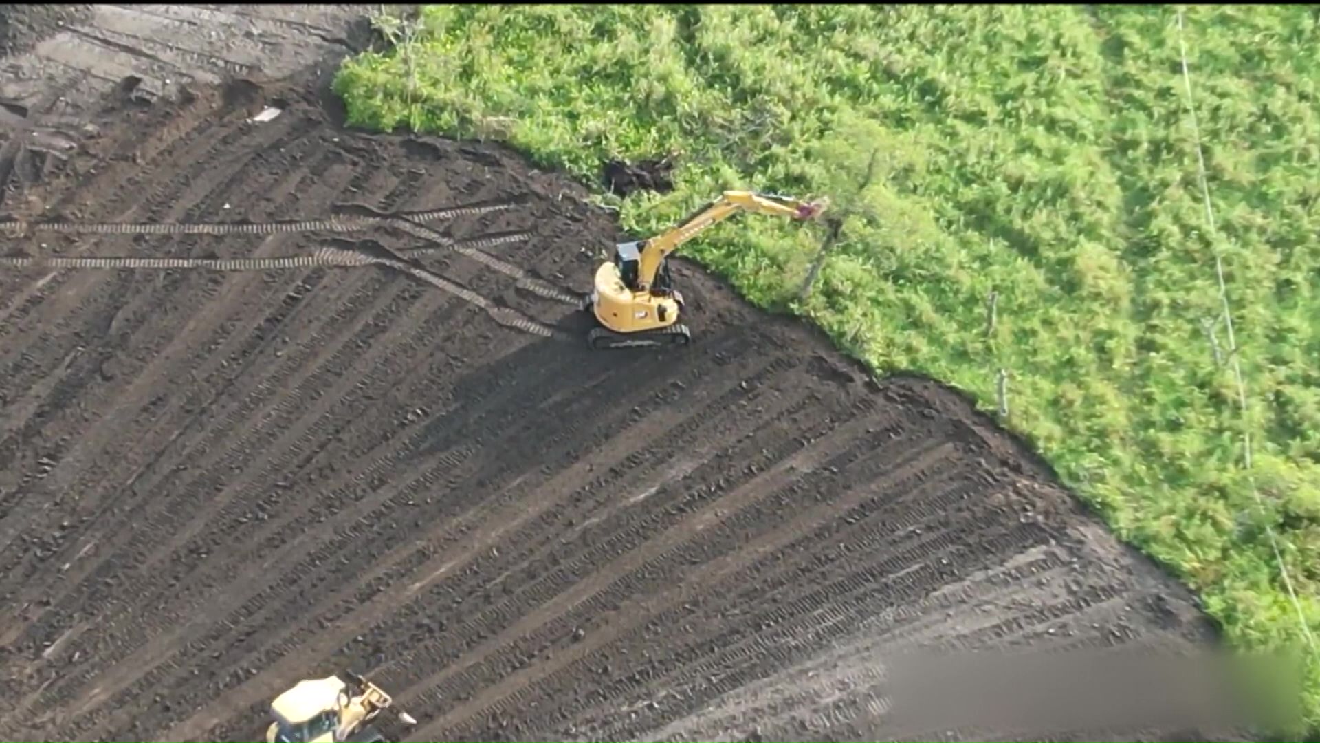 ソーラーパネルの設置工事(提供 猛禽類医学研究所)