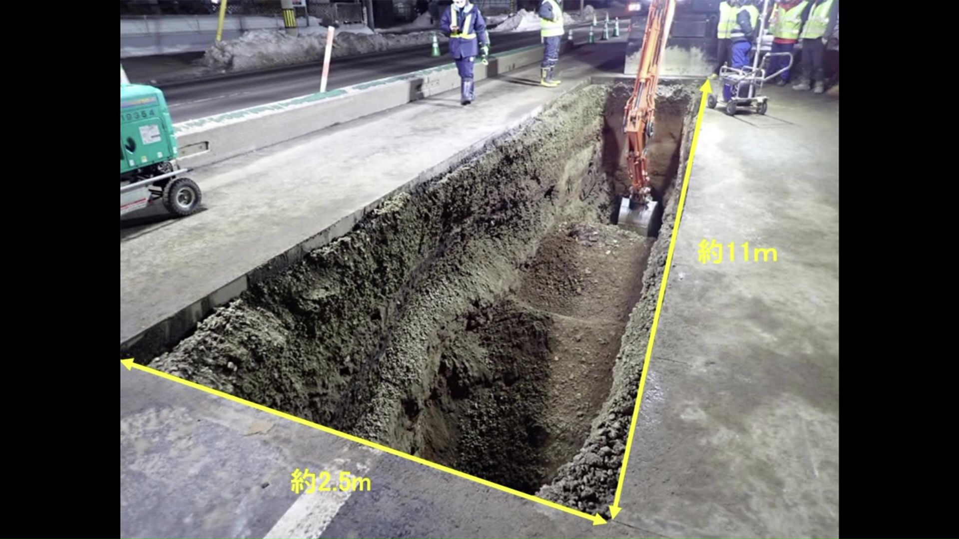 深さ約4メートル、幅11メートルほどの空洞が見つかっていた（資料）