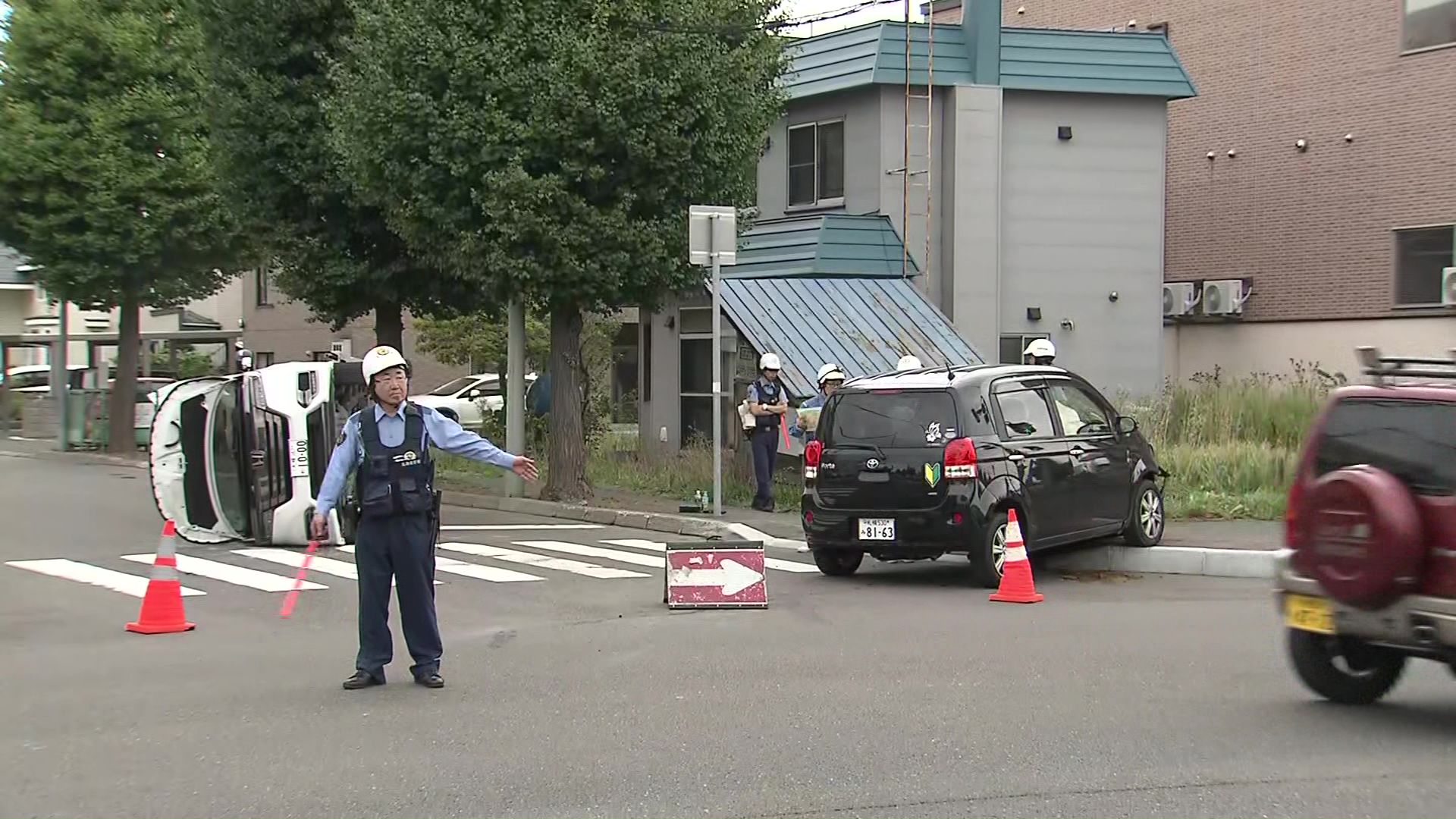 札幌市東区で乗用車とワゴン車が衝突