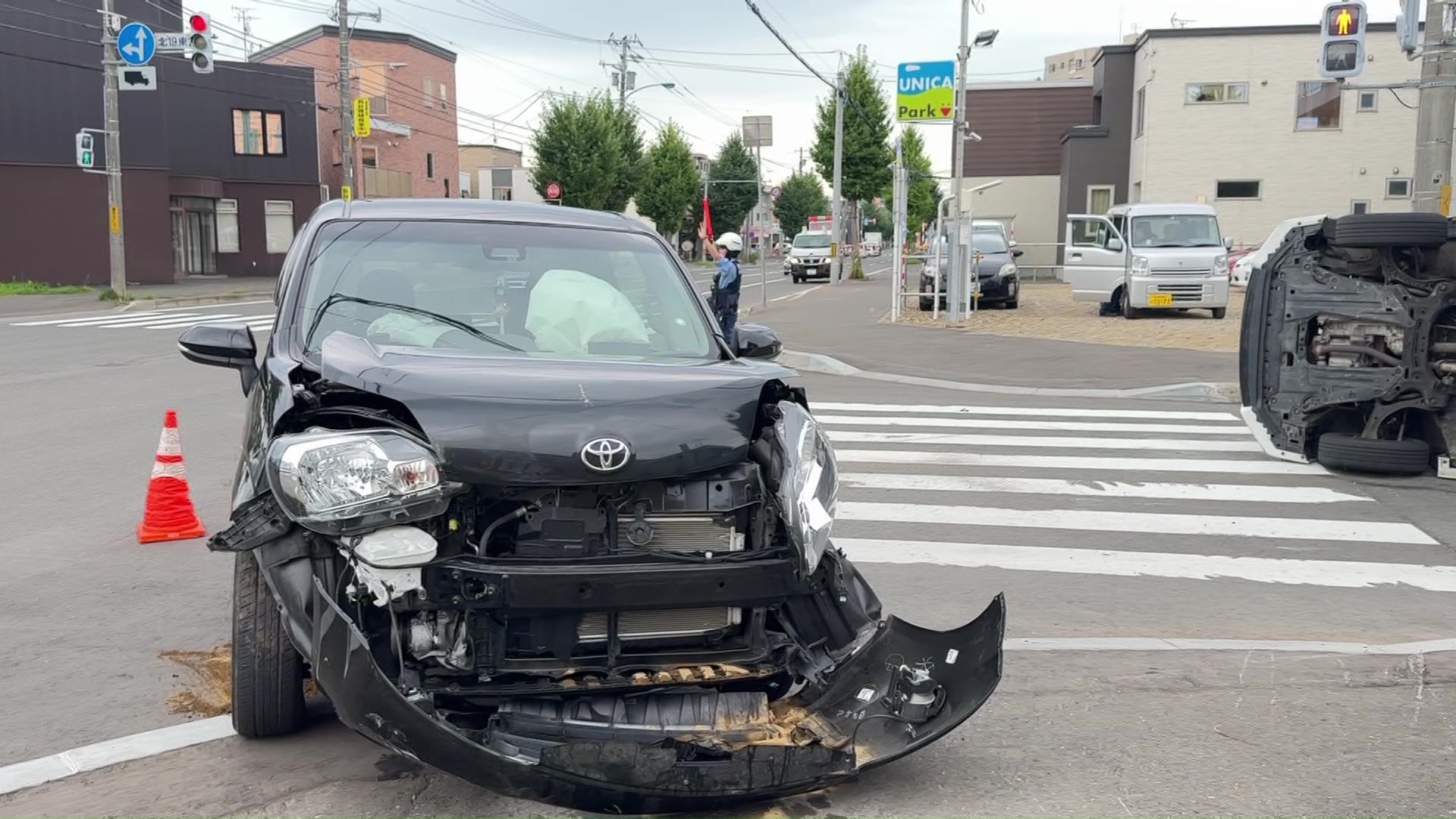 現場は信号機のある交差点