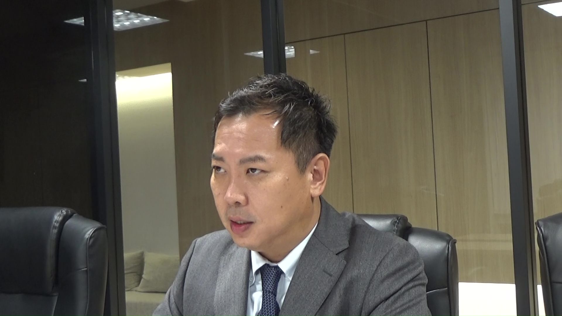 一時停止を明言した松井社長