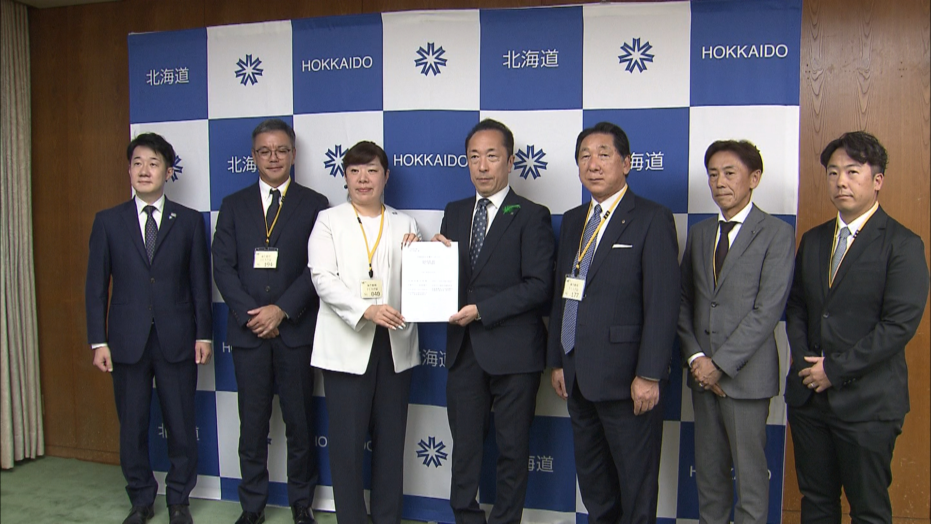 要望書を渡す北海道観光機構など観光関連団体