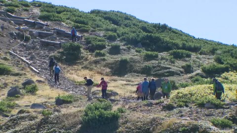旭岳の登山道には多くの人が…