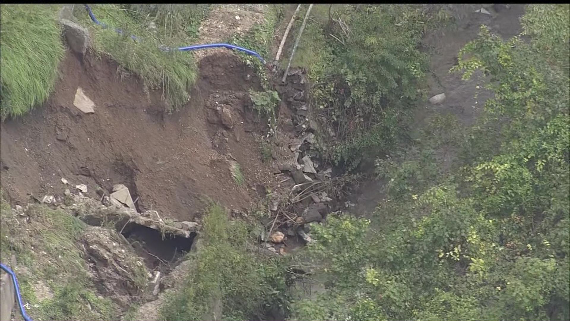 崩落する川の斜面