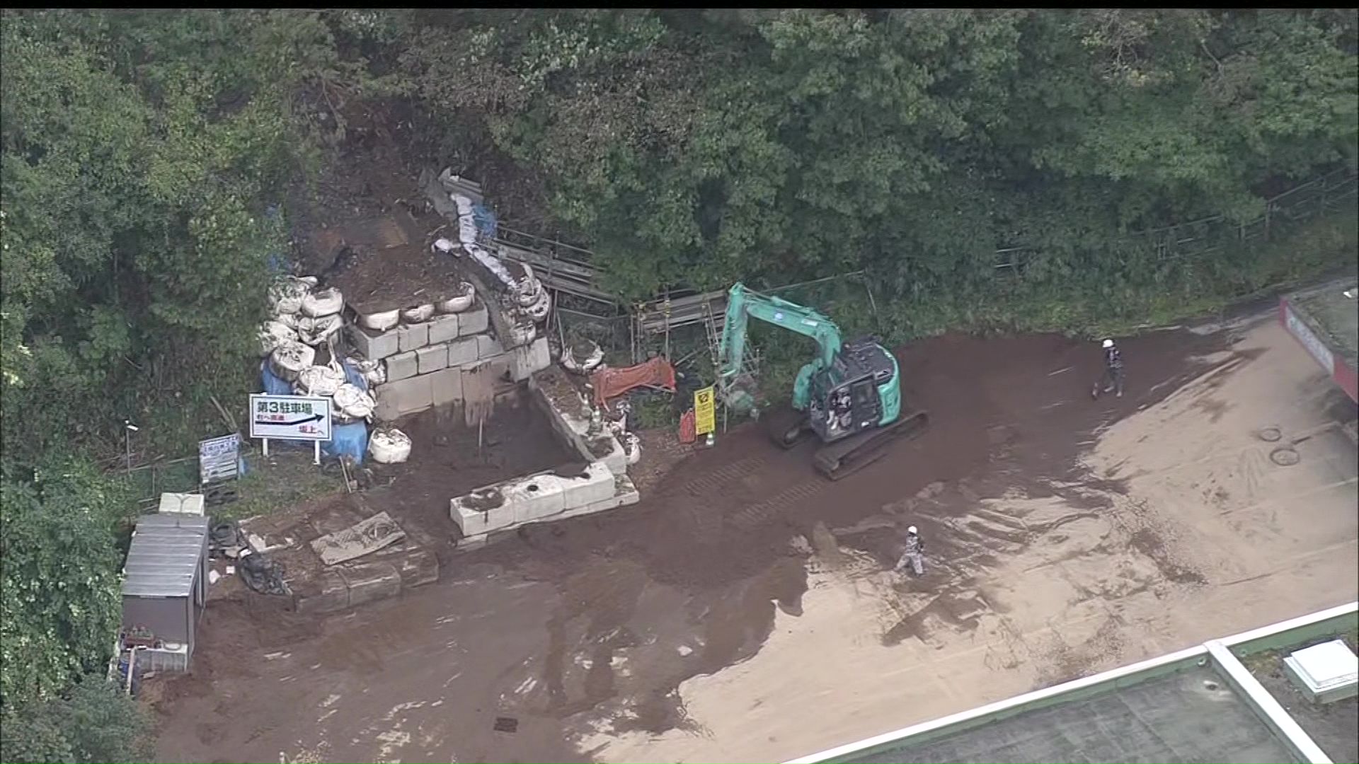 駐車場に流れ込んだ土砂