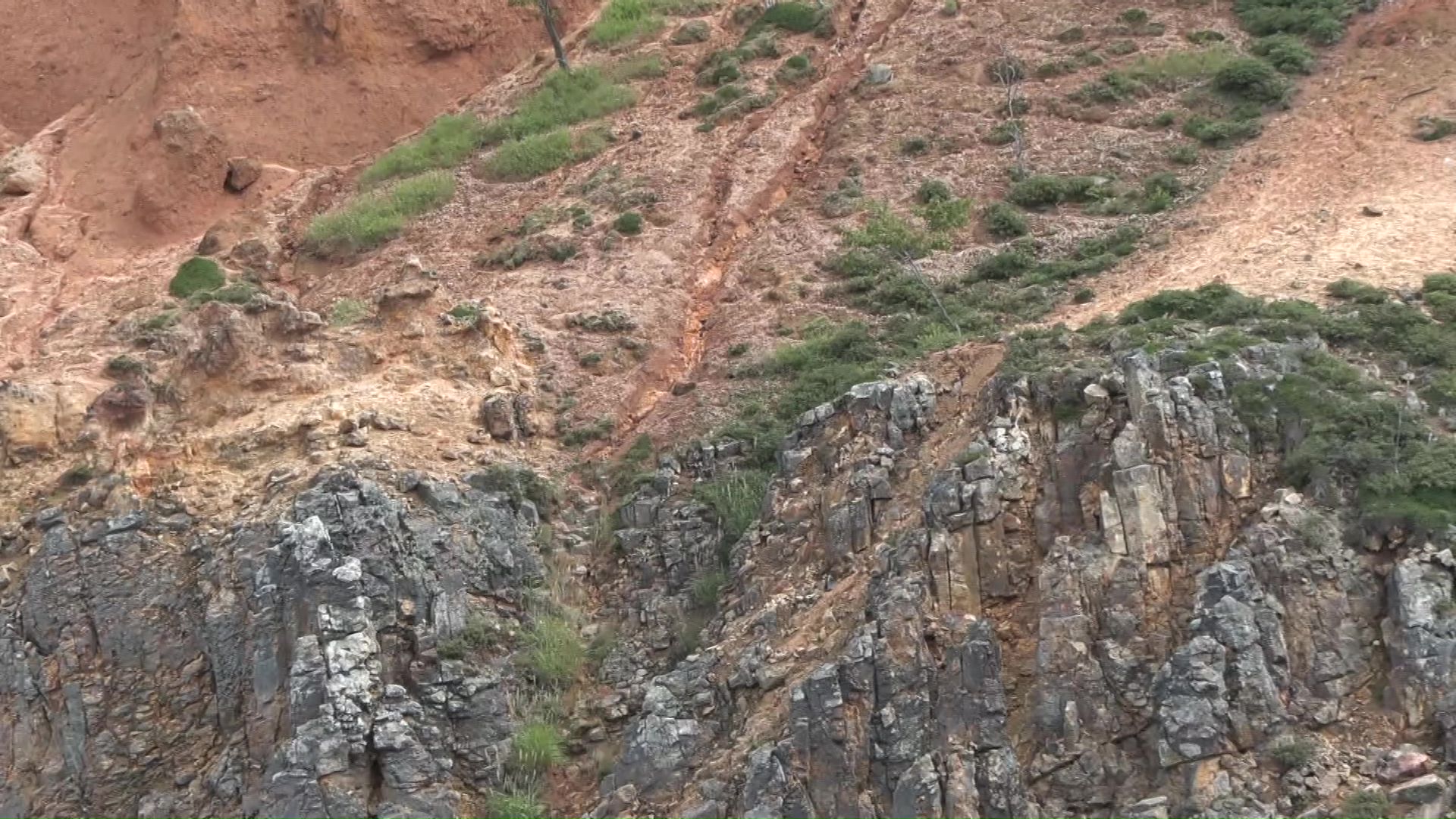 土砂が流れた痕跡