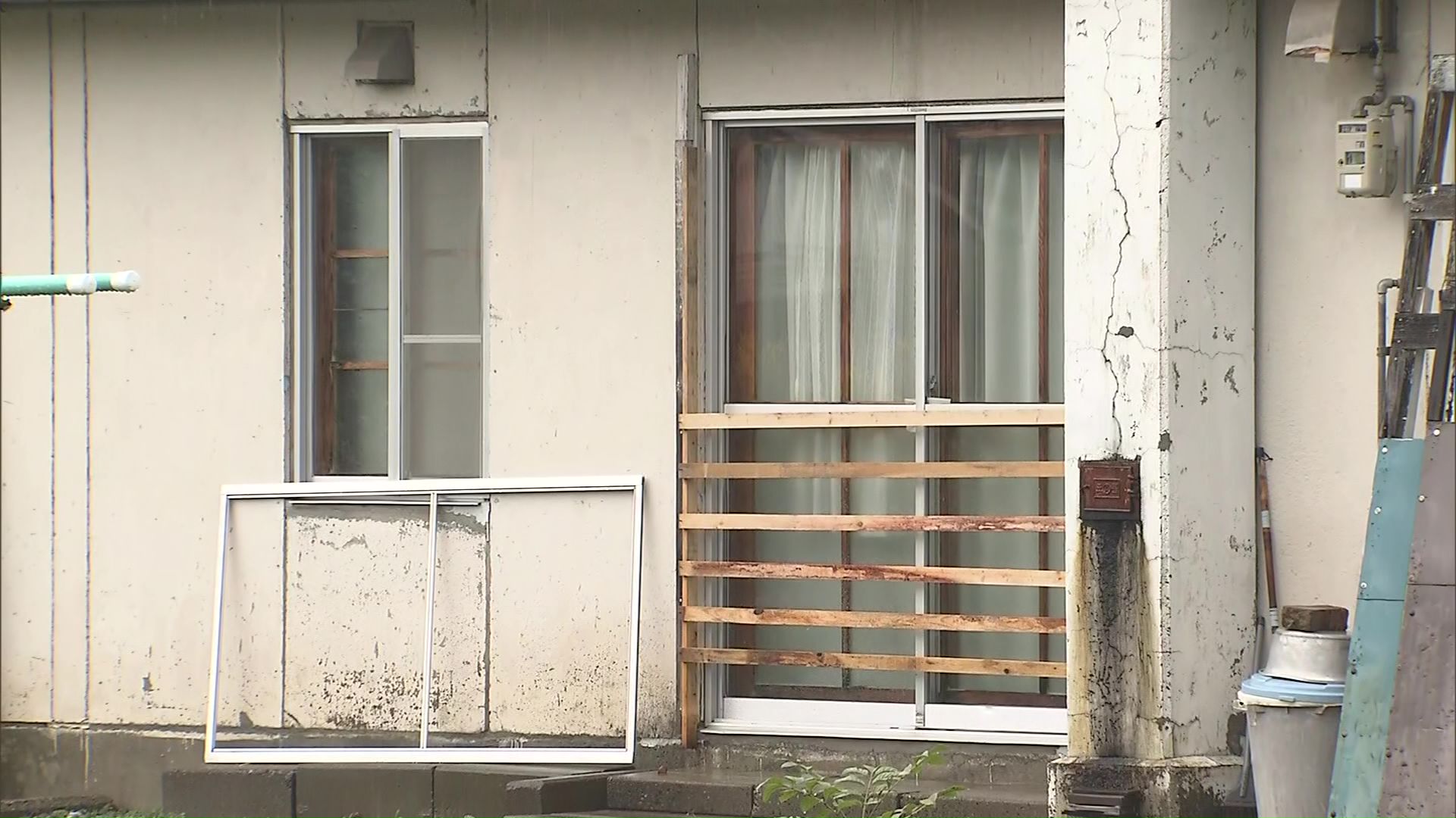 クマが壊した掃き出し窓には木の板が