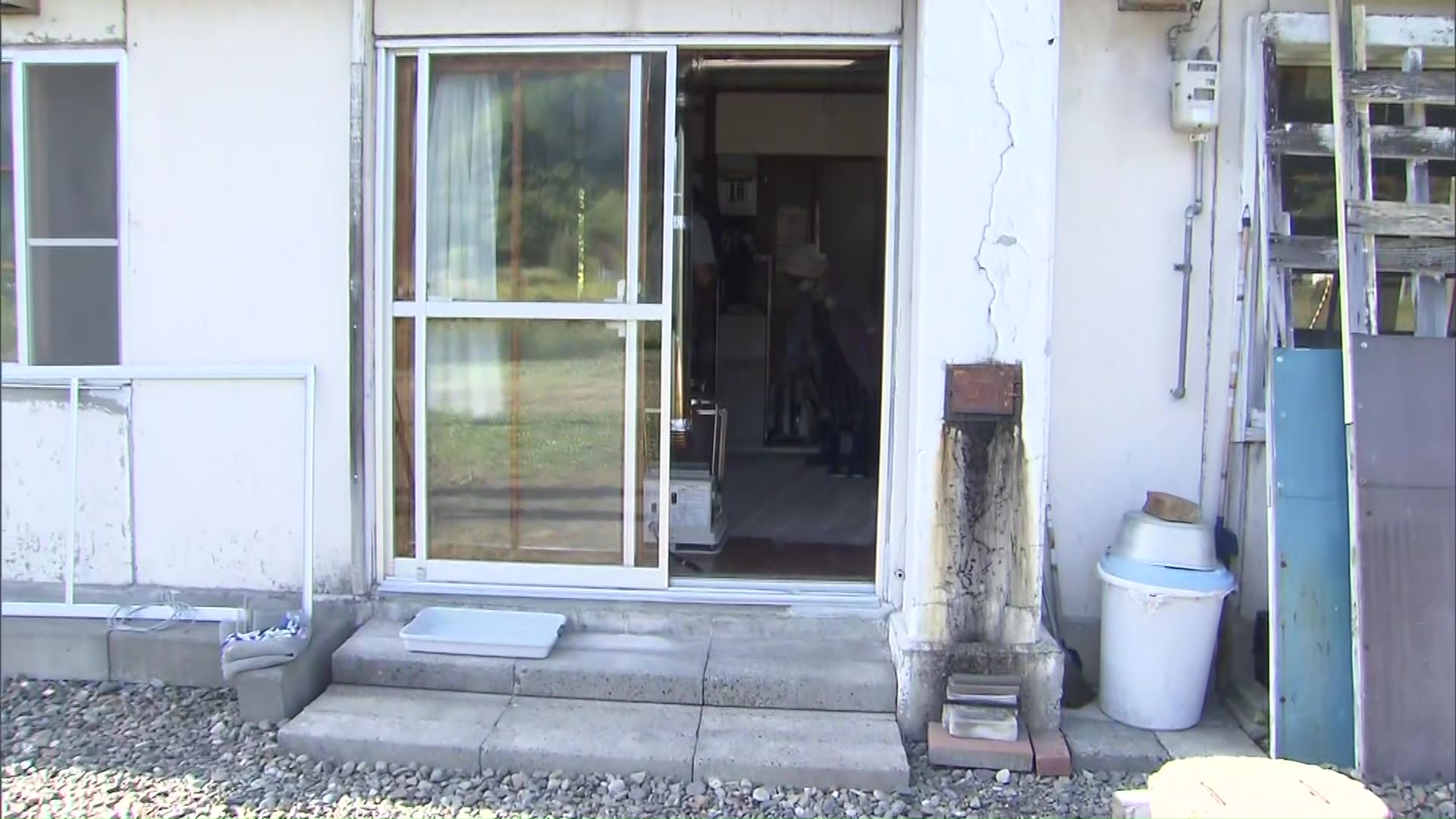 クマがガラスを破って住宅に侵入