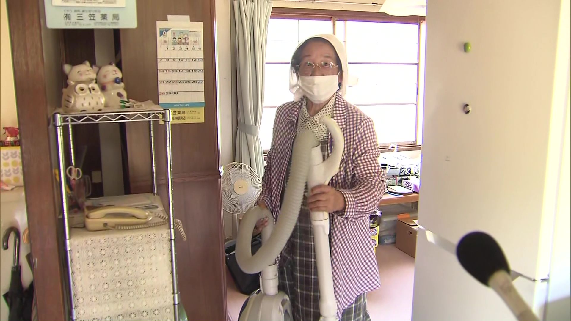当時、81歳女性は近くにあった掃除機を手にした