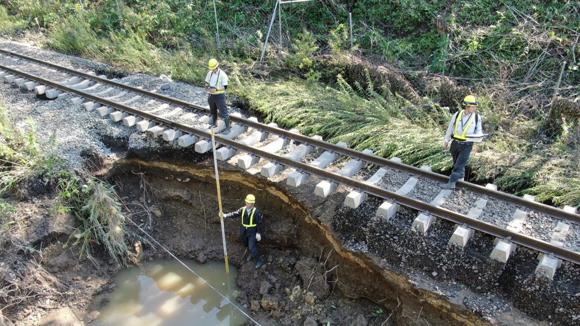 線路下の土砂が流出 提供:JR北海道