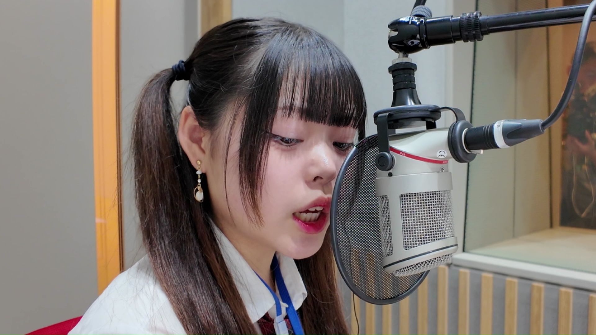 バラエティ番組のナレーションを担当する「すずなさん」