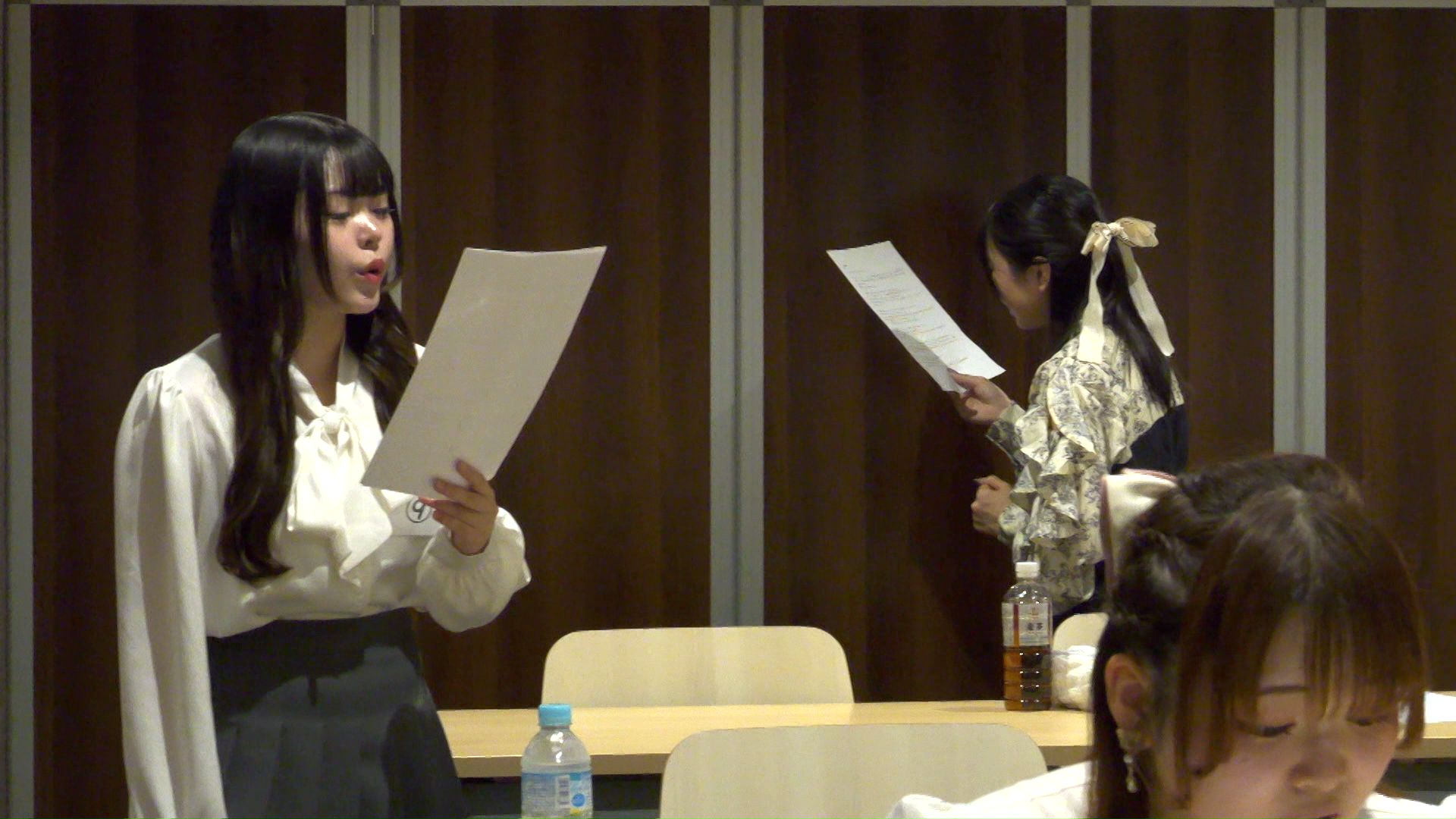 原稿を練習する参加者たち