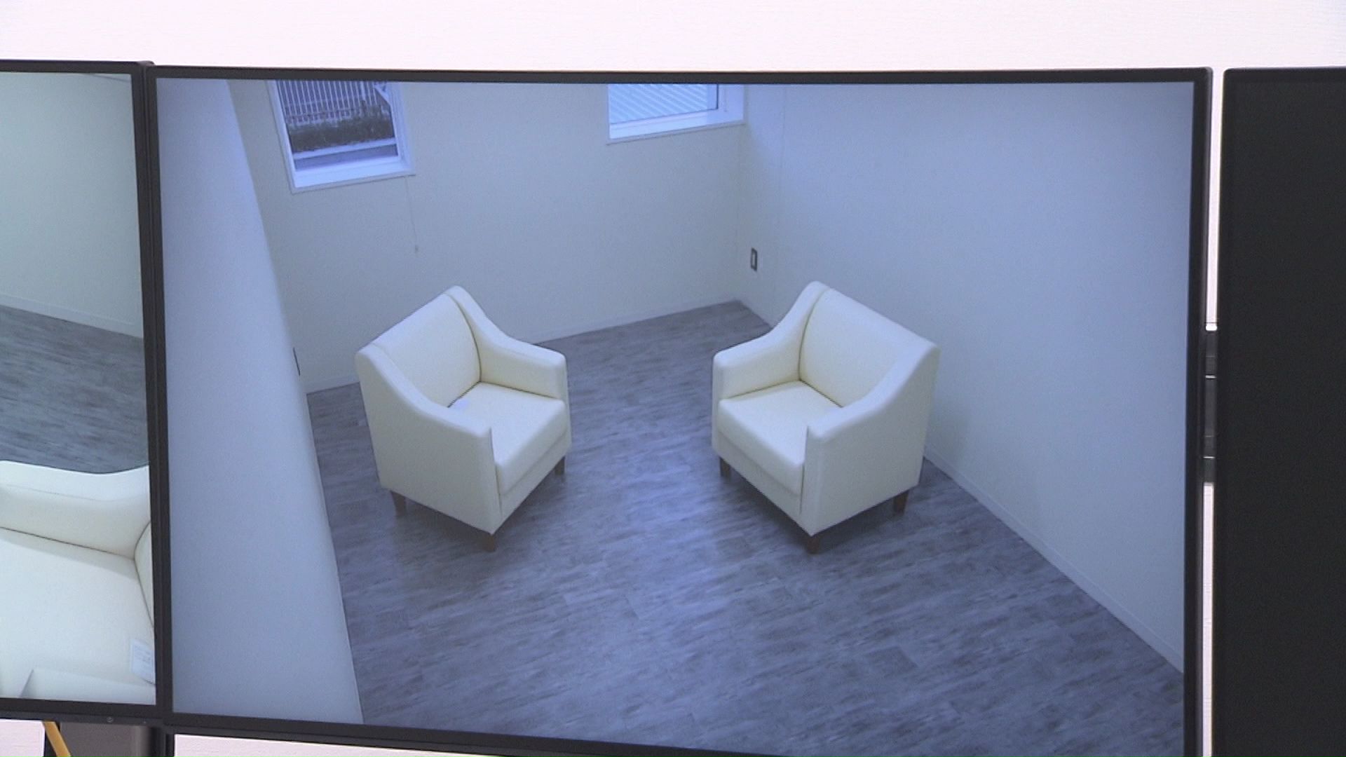 別室のモニターで捜査関係者らが子供の様子を確認できる