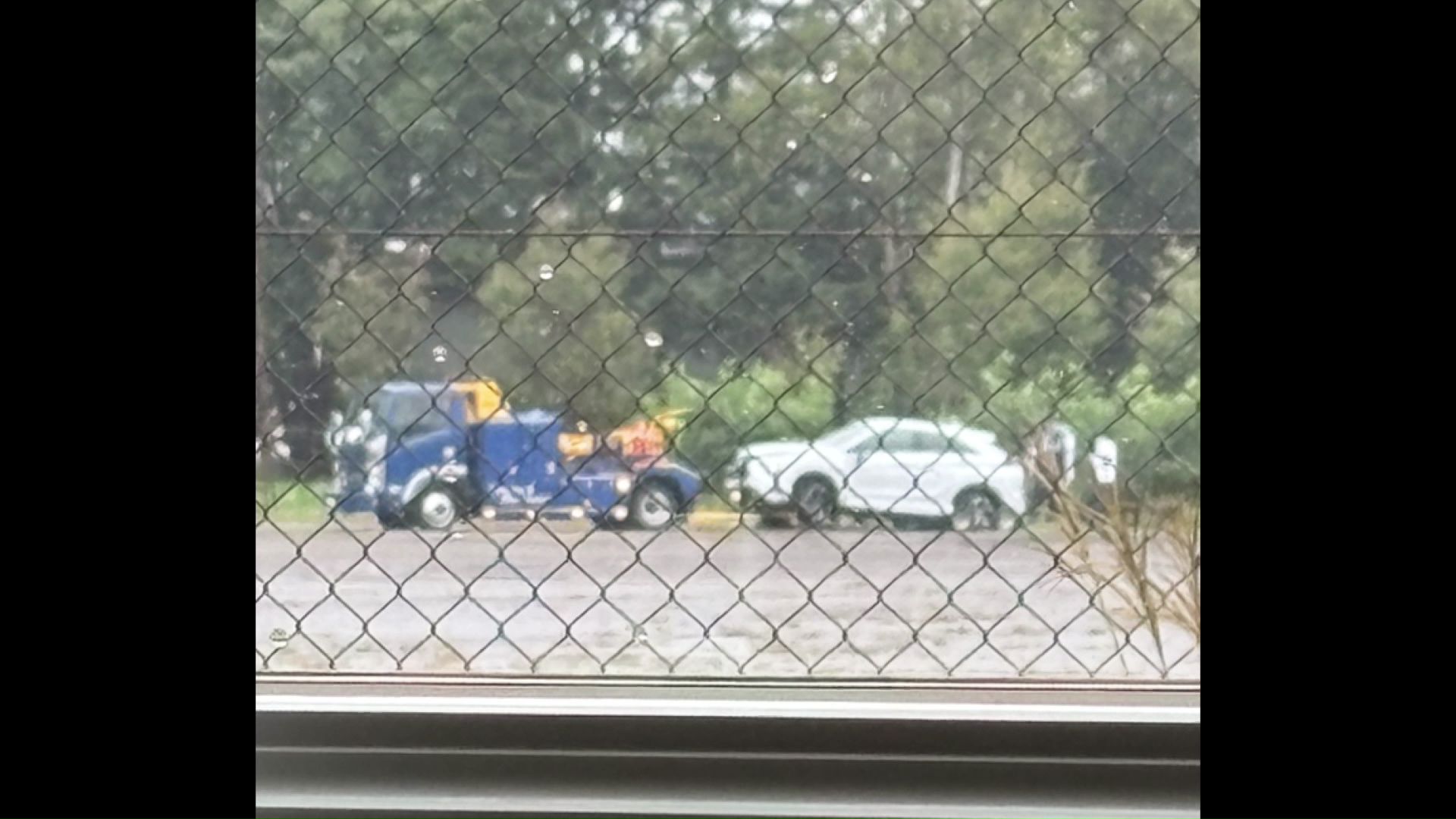 男に奪われた白い車（提供：視聴者）