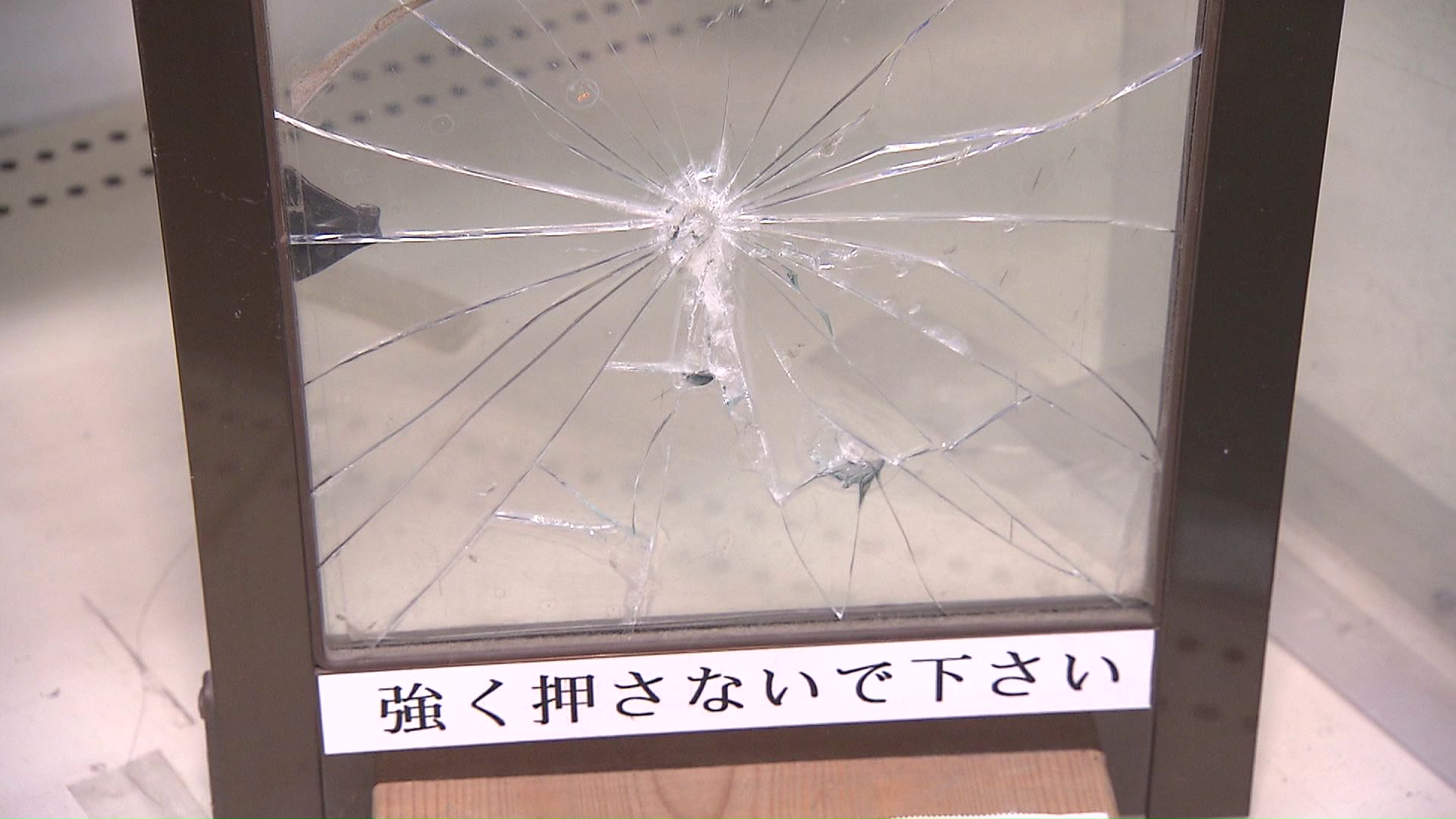 窓ガラスにフィルムを貼ることで、侵入を防ぐことができる