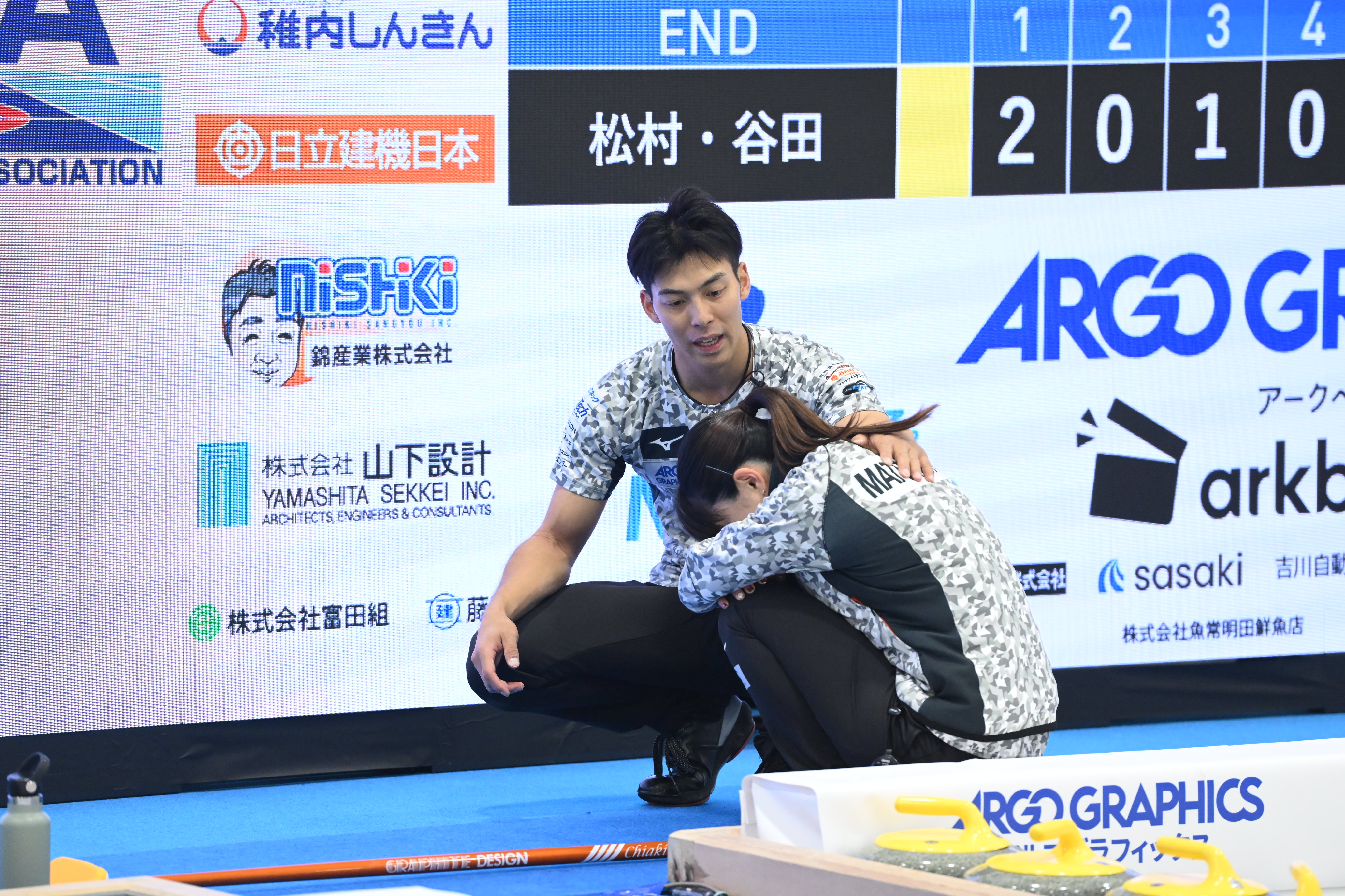 涙する松村千秋選手を励ます谷田康真選手（C）JCA /H.IDE