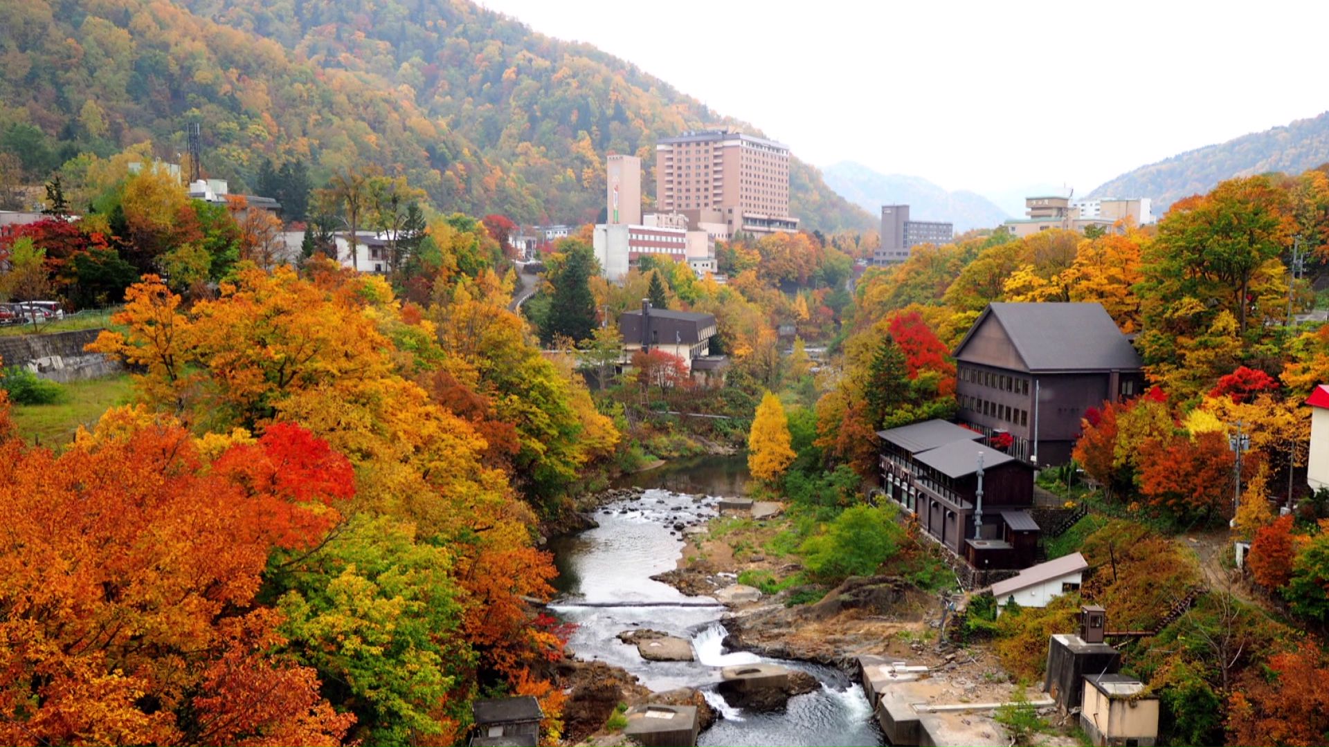 定山渓の紅葉の様子(提供:定山渓観光協会)