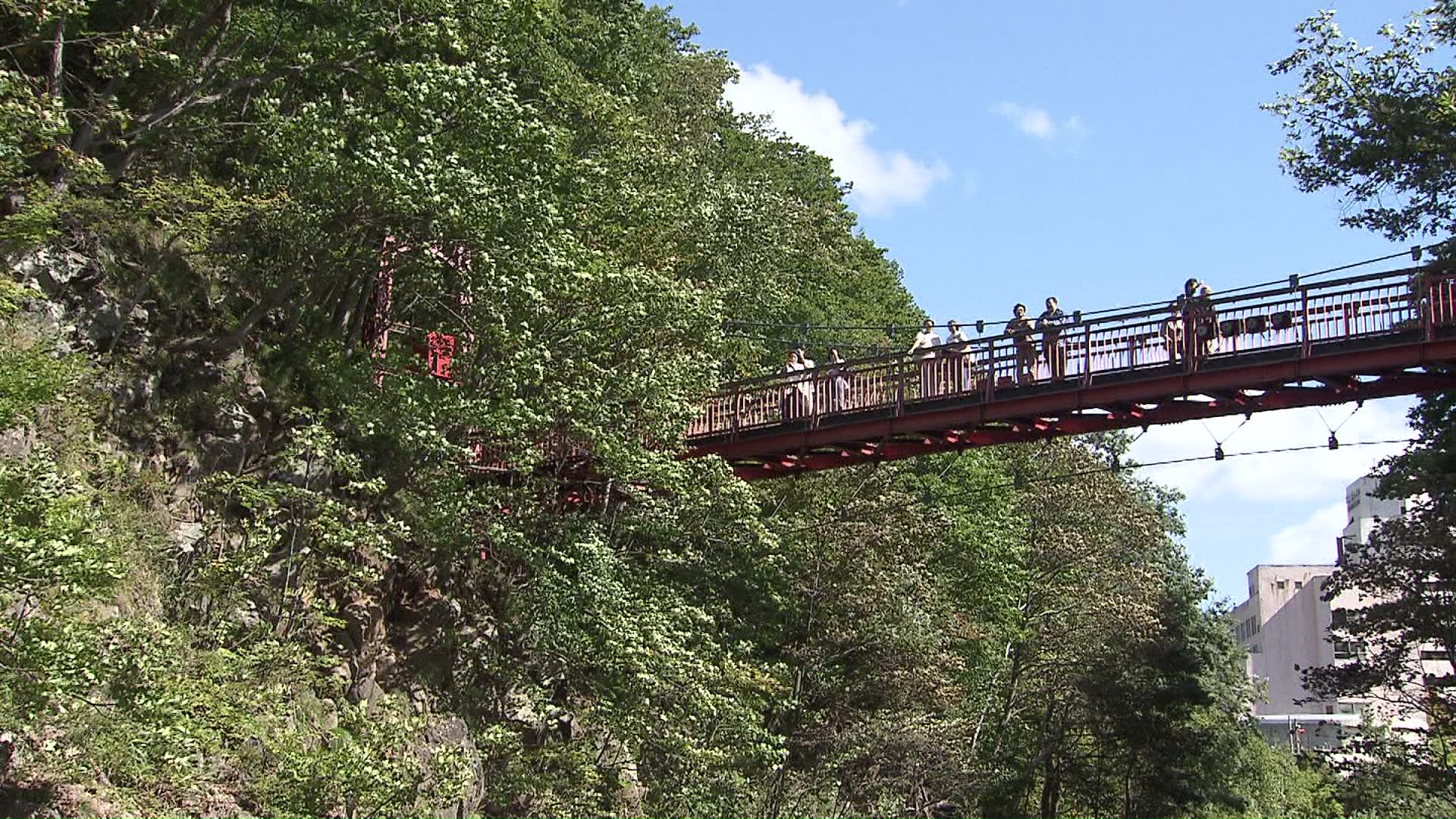 下から見上げた二見吊橋