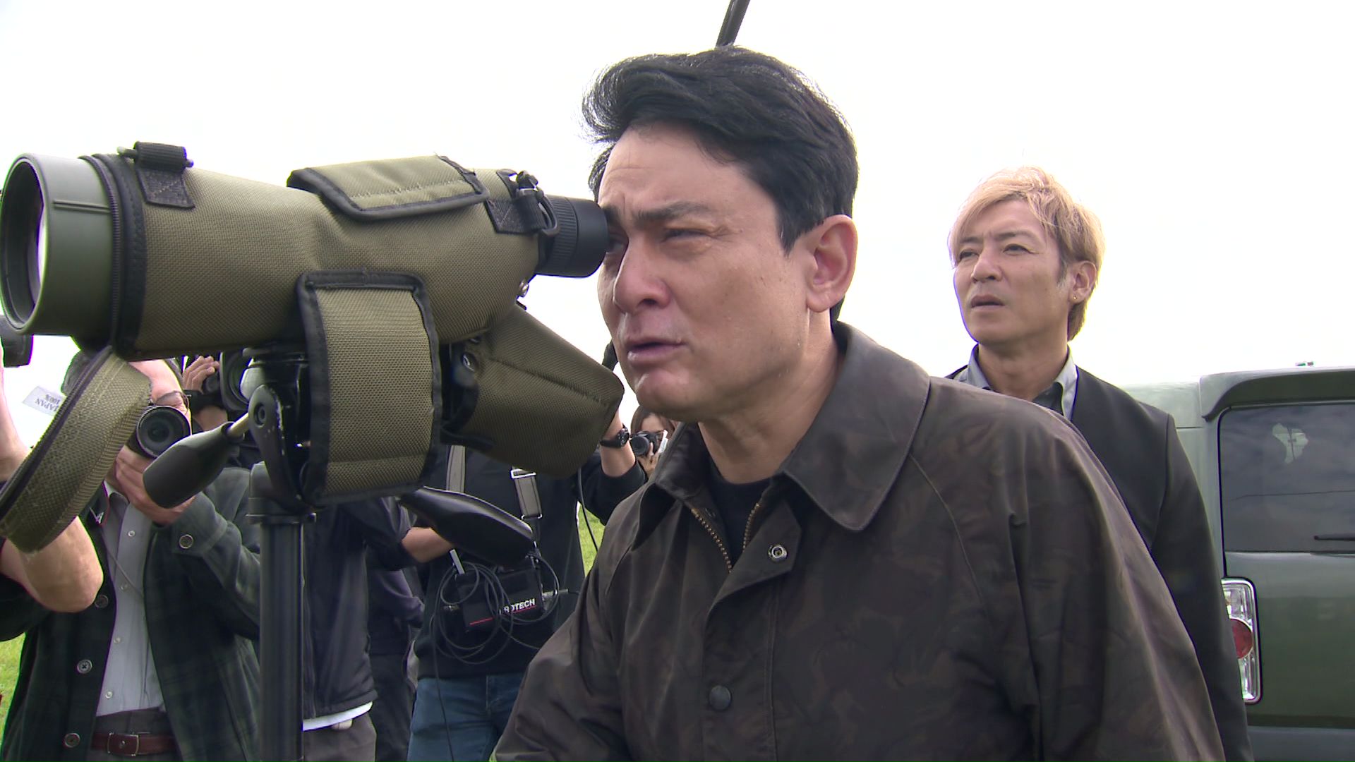 釧路湿原周辺の建設予定地を訪れた野口さんとつるのさん