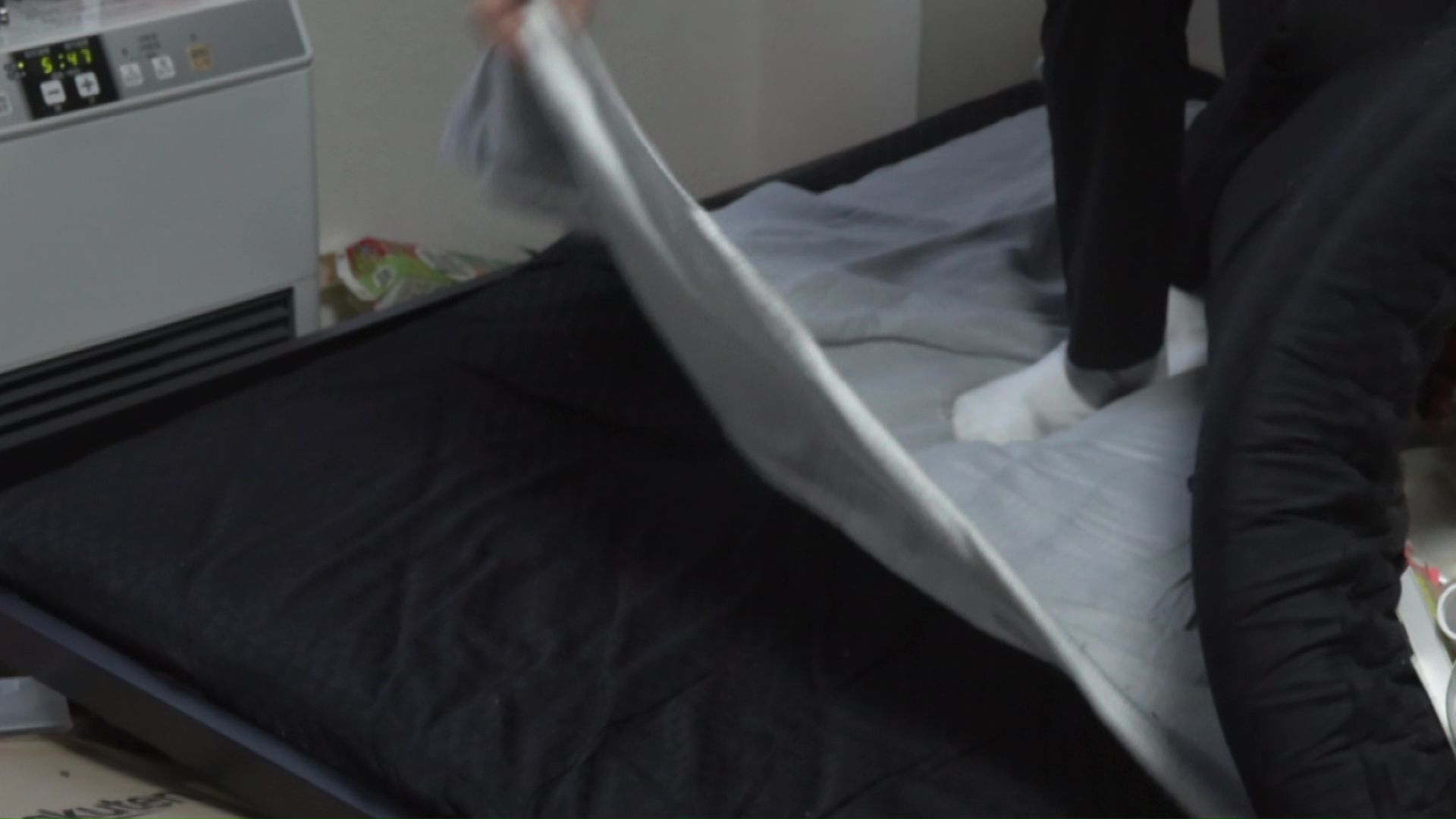 布団の下に電気毛布を入れ寒さをしのぐ